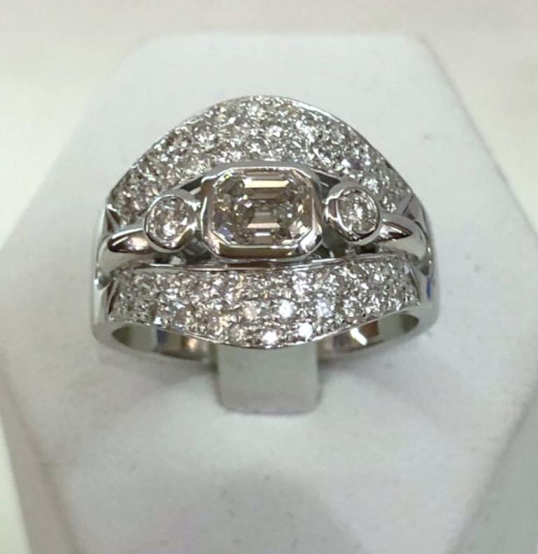 18 karat white gold band ring with a central large diamond of 1 carat in emerald cut, and contour diamonds for a total of 1 carat / Made in Italy 1950-1970s
Ring size US 8