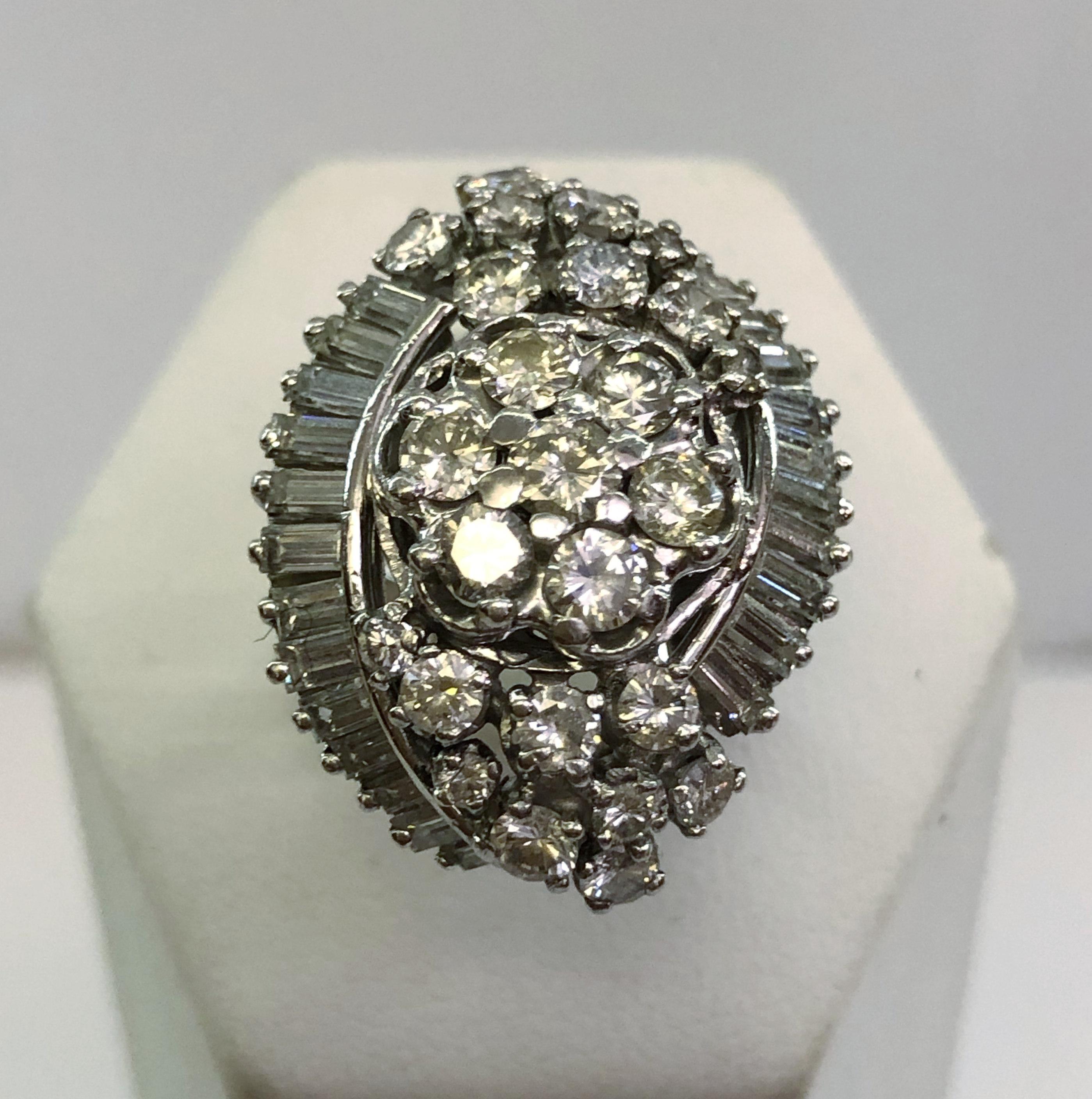 18 karat white gold ring with round and baguette diamonds for a total of 3.30 carats / Made in Italy 1970s
Ring size US 7.25