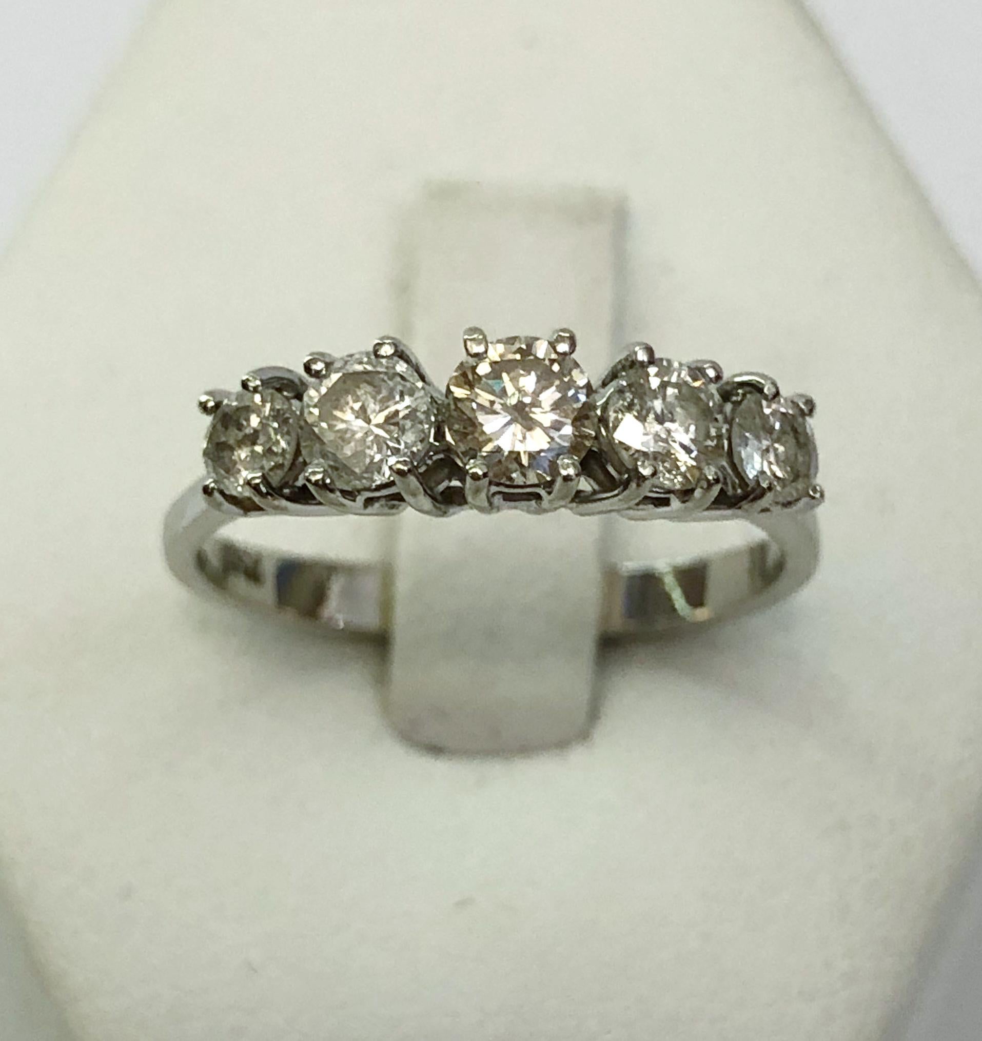 18 karat white gold rivier ring with 5 brilliant diamonds for a total of 0.7 carats / Made in Italy 1970s
Ring size US 4
