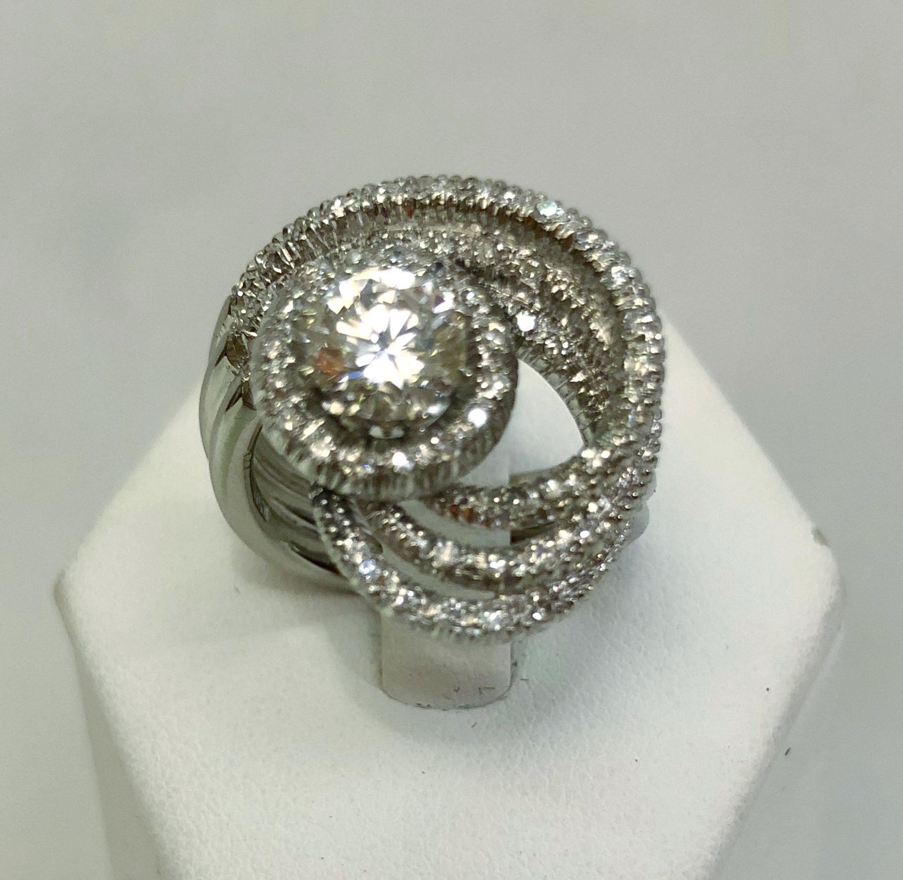 18 karat white gold ring with a central brilliant diamond of 0.90 carats and smaller diamonds of 0.6 carats on the spiral outline / Made in Italy 1950s
Ring size US 6.75