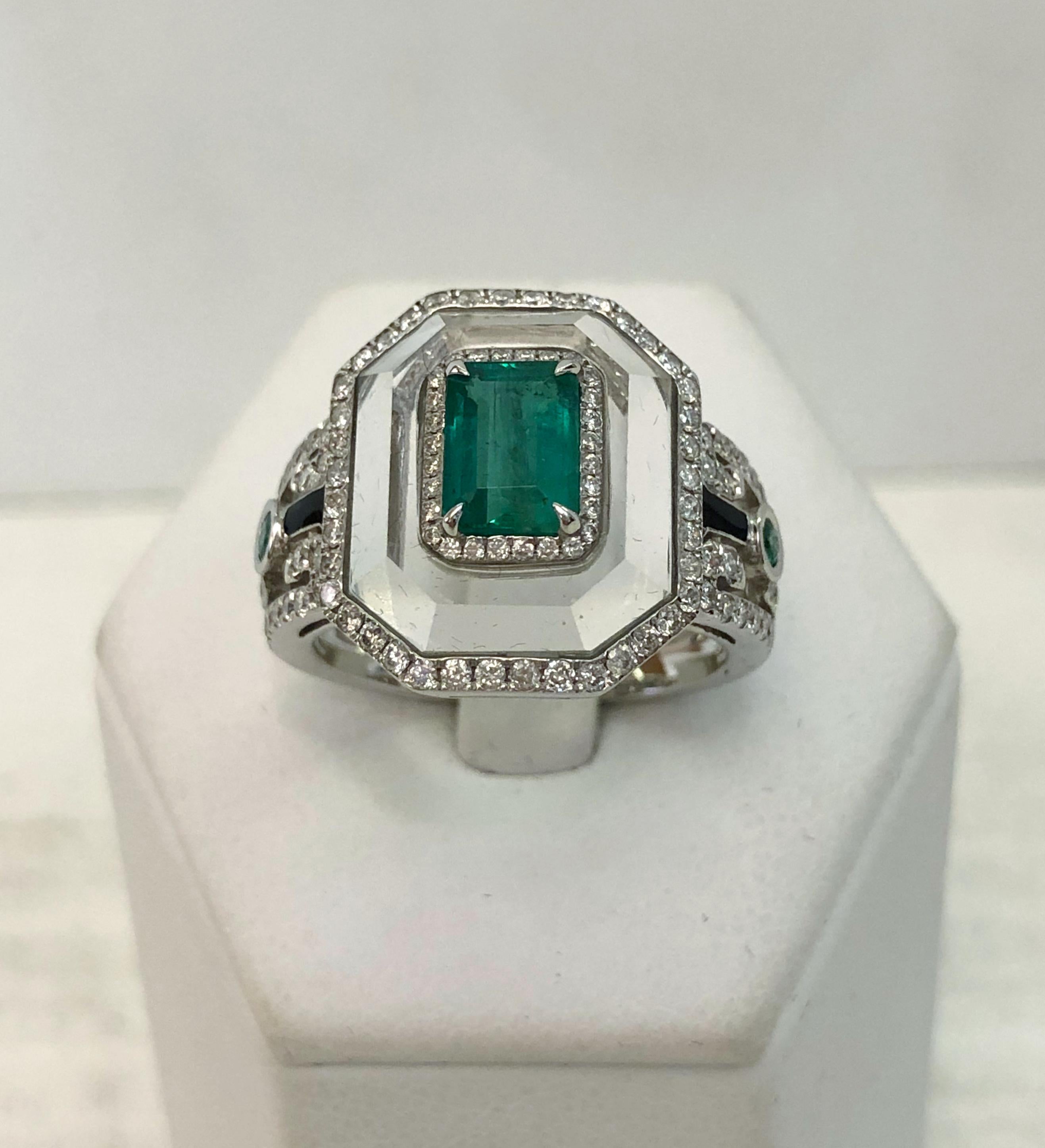 Anello in oro bianco 18 carati con cristallo di rocca, onice, smeraldi per un totale di 1 carato e diamanti per un totale di 0,7 carati / Made in Italy 1940s
Anello misura US 7.25