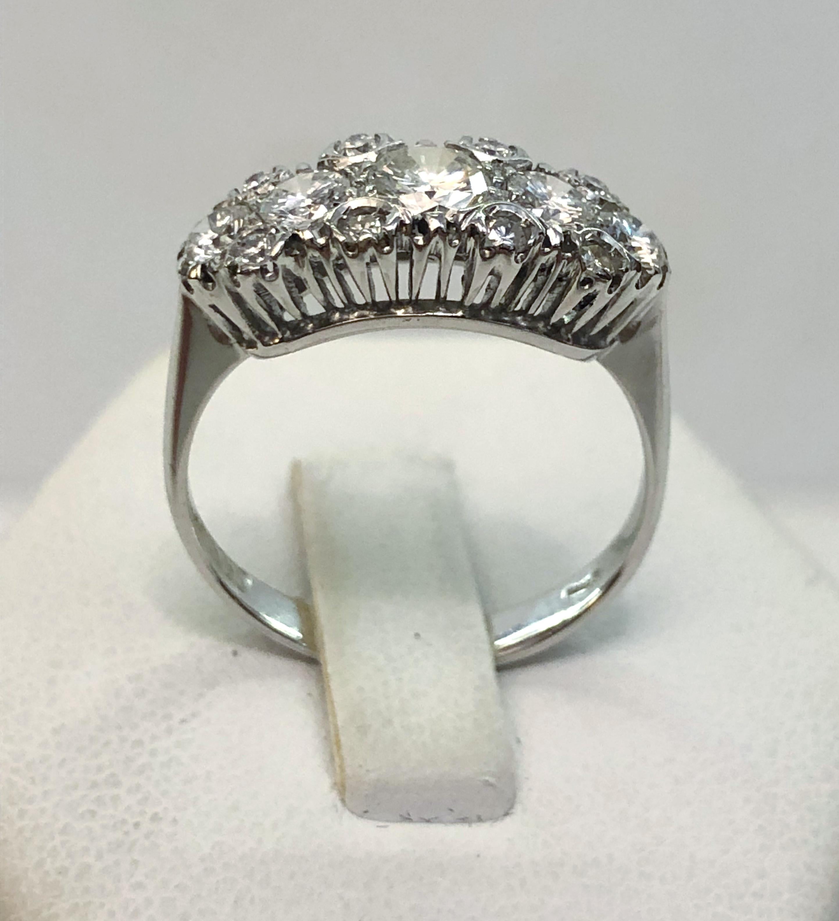 Bague rivier en or blanc 18 carats avec 5 diamants centraux pour un total de 0.70 carats plus petits diamants autour en sertissage filaire / Fabriquée en Italie années 1950
Bague taille US 7