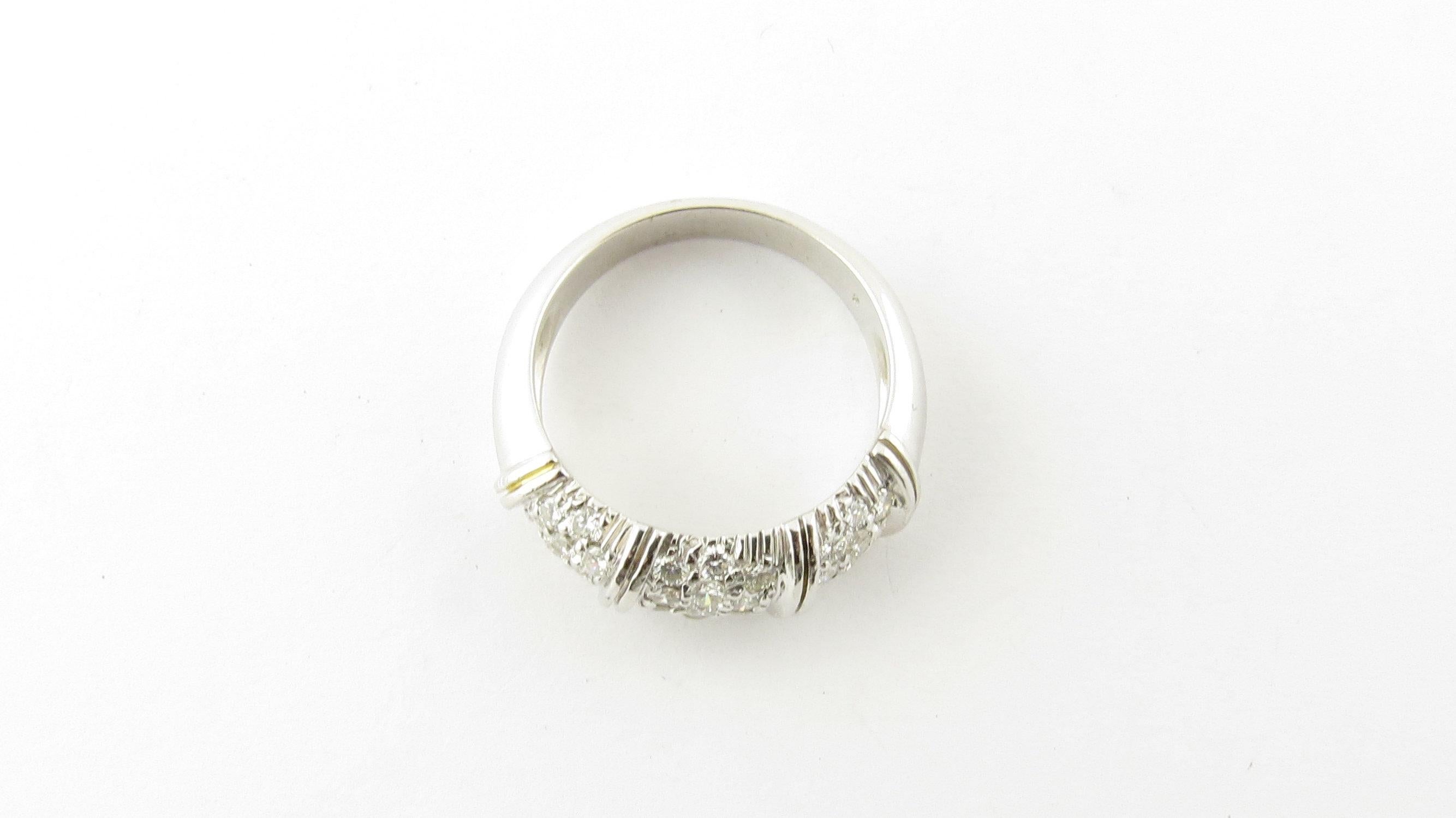 Round Cut 18 Karat White Gold Diamond Ring For Sale