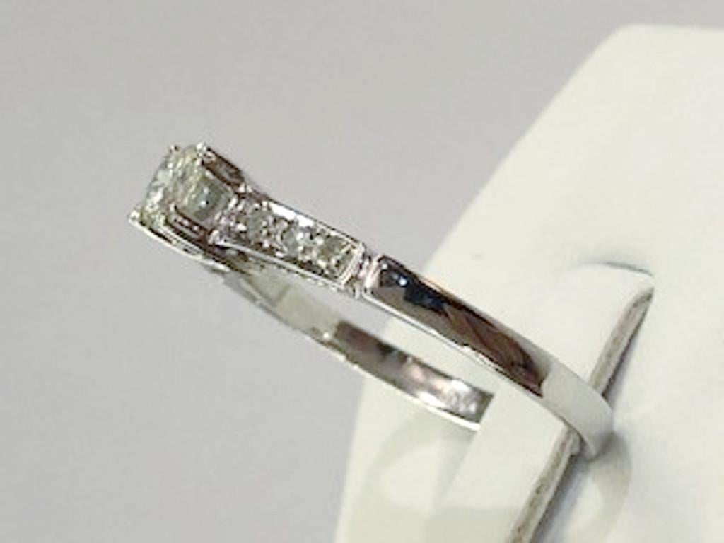 18 Karat Weißgold Diamant-Ring (Brillantschliff) im Angebot