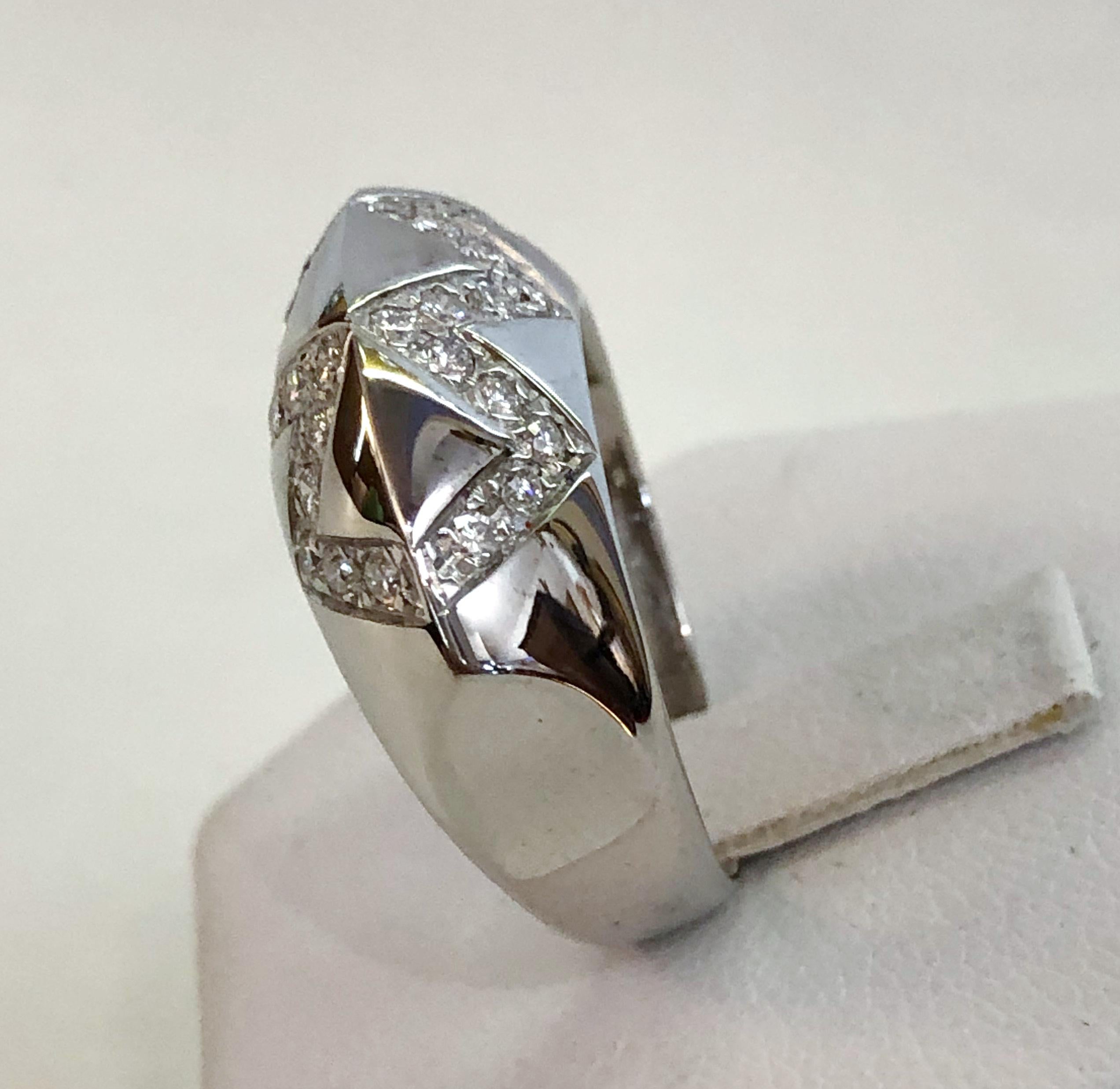 Taille brillant Bague en or blanc 18 carats et diamants en vente