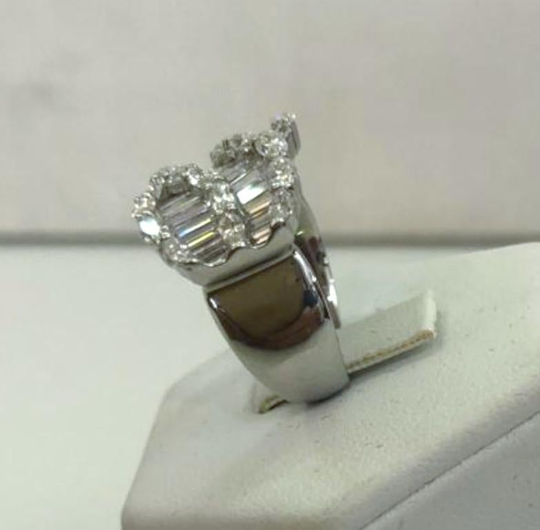 Taille brillant Bague en or blanc 18 carats et diamants en vente