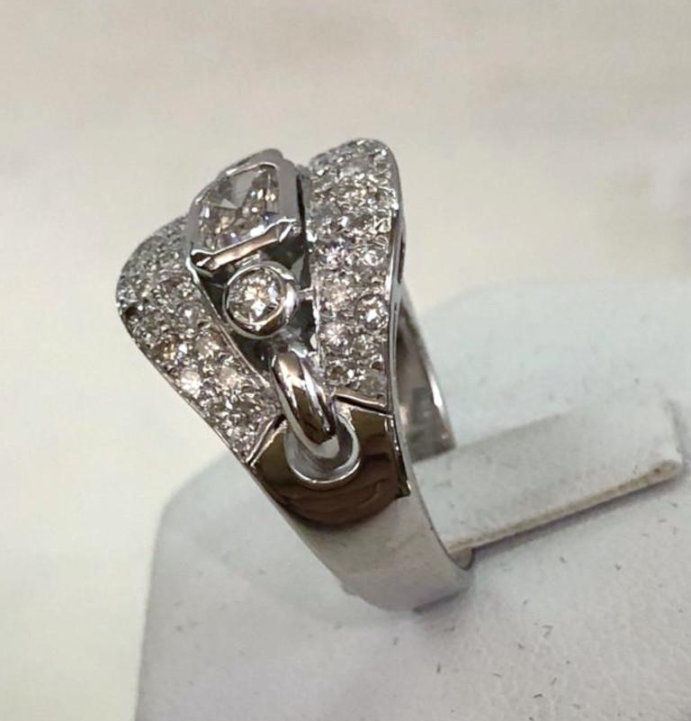 Brilliant Cut 18 Karat White Gold Diamond Ring For Sale