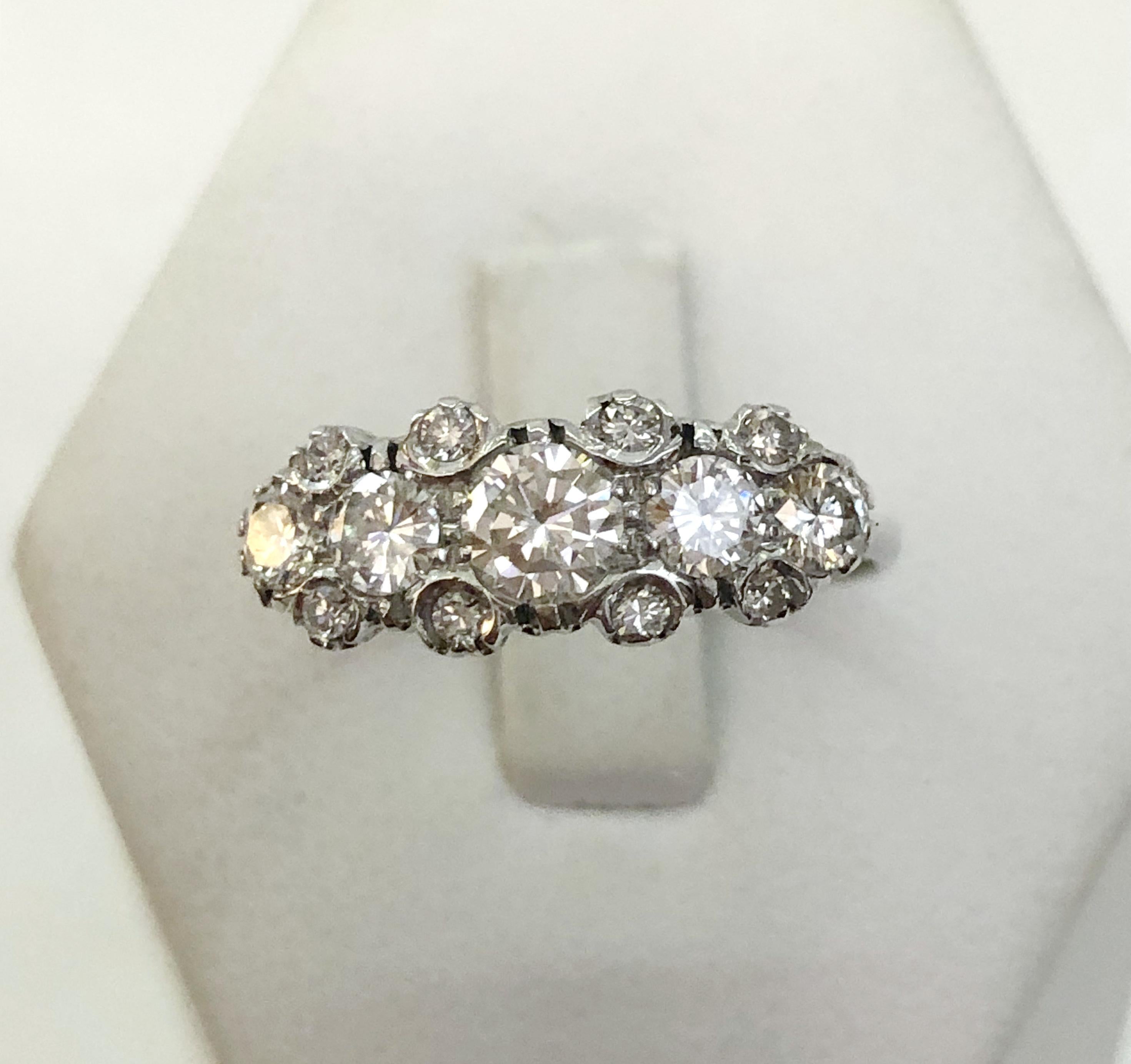 Taille brillant Bague en or blanc 18 carats et diamants en vente