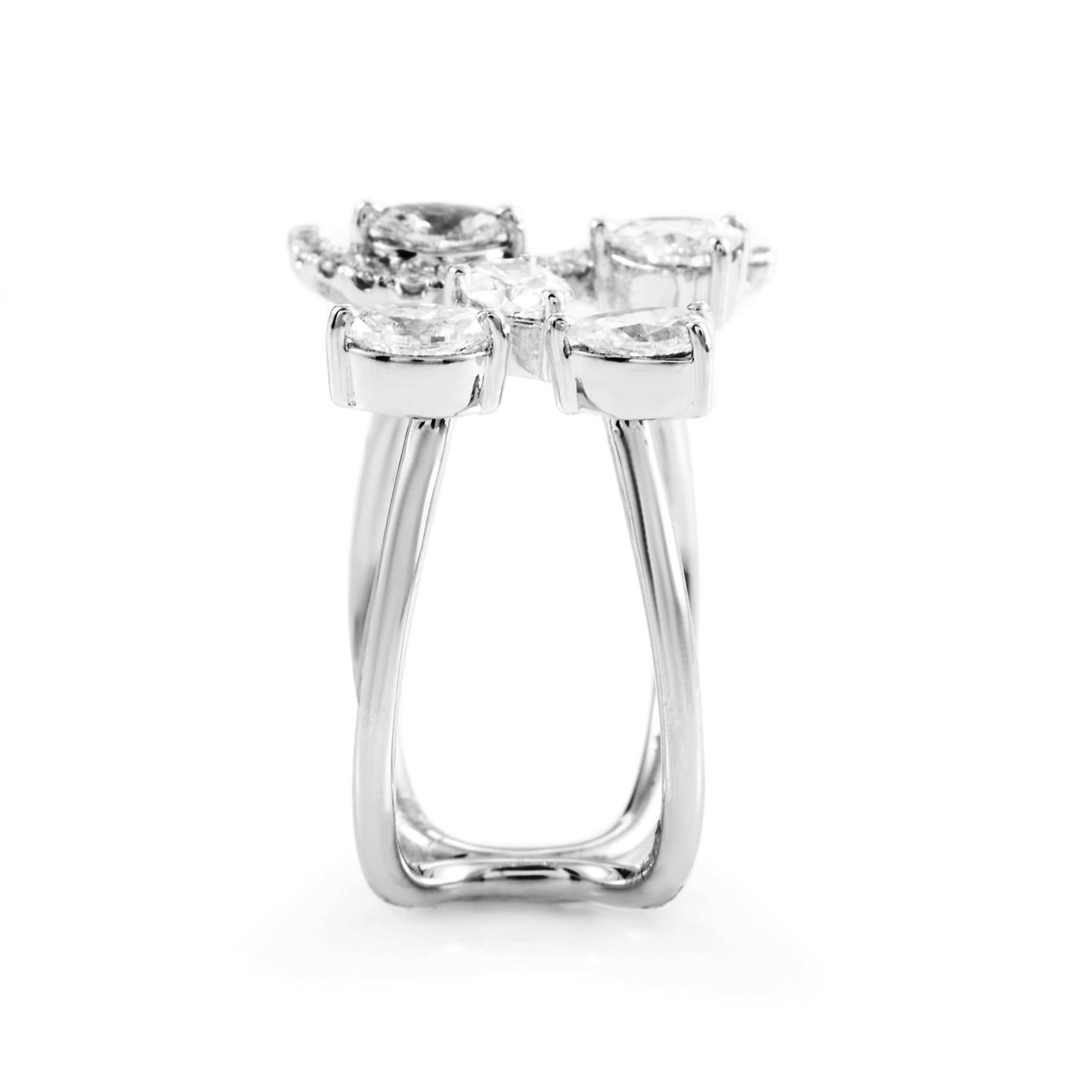 Round Cut 18 Karat White Gold Diamond Ring For Sale