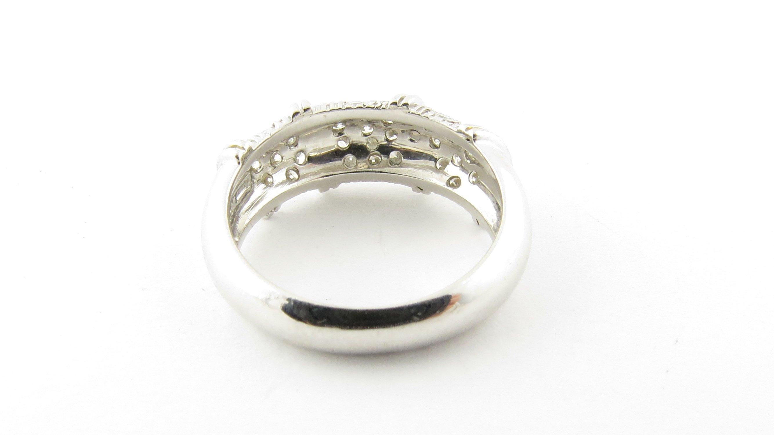 18 Karat White Gold Diamond Ring In Good Condition For Sale In Washington Depot, CT