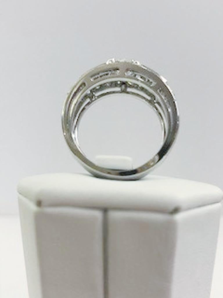 18 Karat White Gold Diamond Ring In Good Condition For Sale In Palm Springs, CA