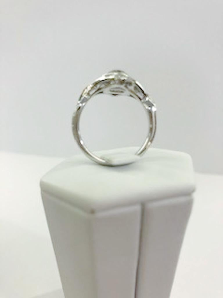 18 Karat White Gold Diamond Ring In Good Condition For Sale In Palm Springs, CA