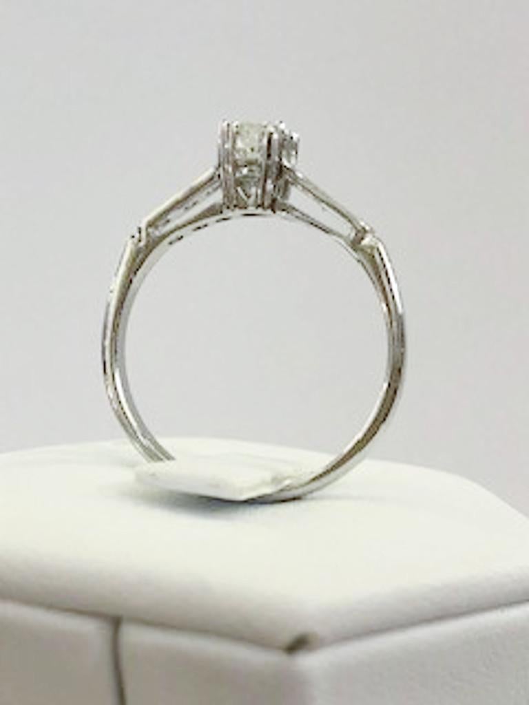 18 Karat Weißgold Diamant-Ring im Zustand „Gut“ im Angebot in Palm Springs, CA