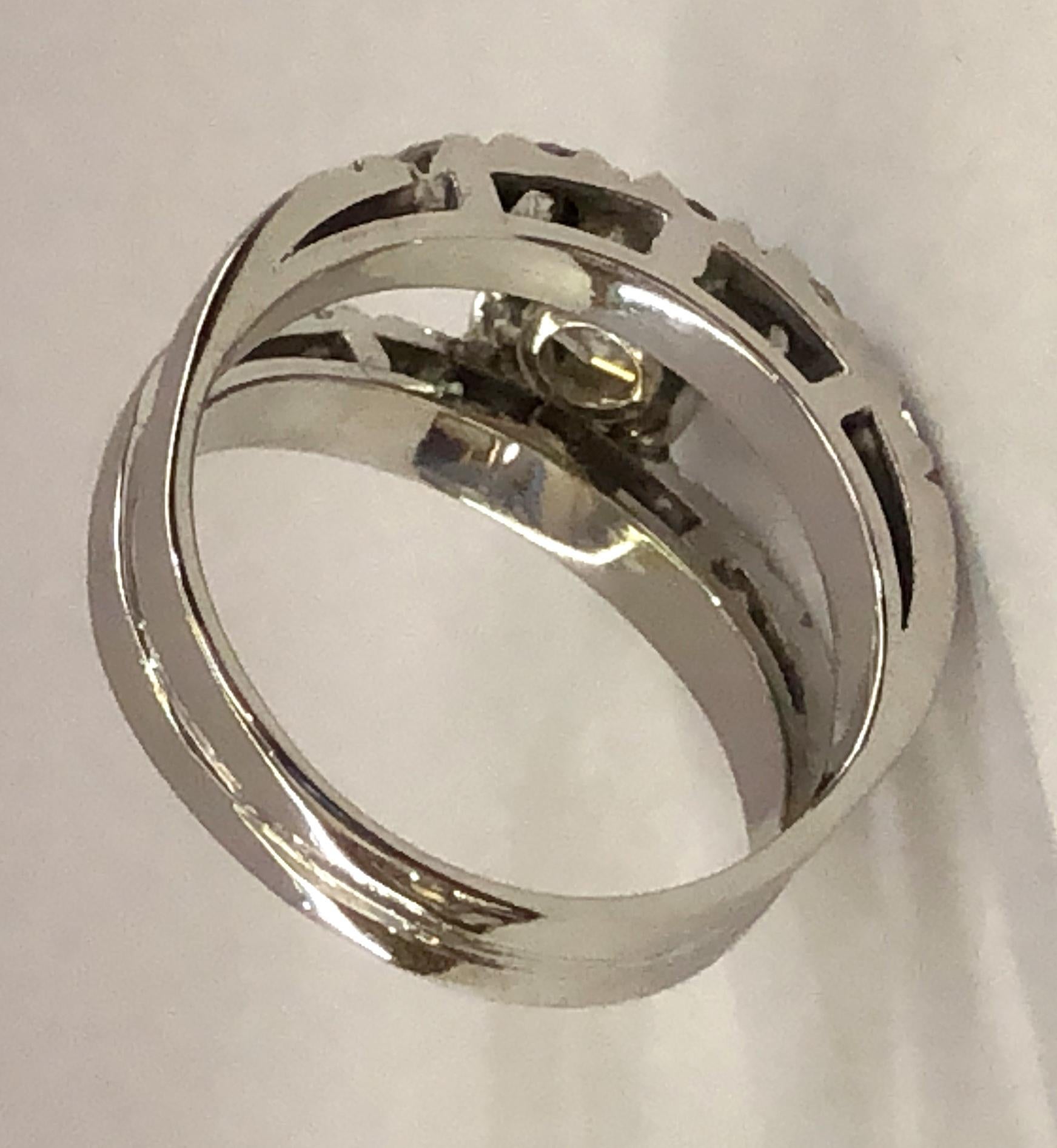 18 Karat White Gold Diamond Ring In Good Condition For Sale In Palm Springs, CA