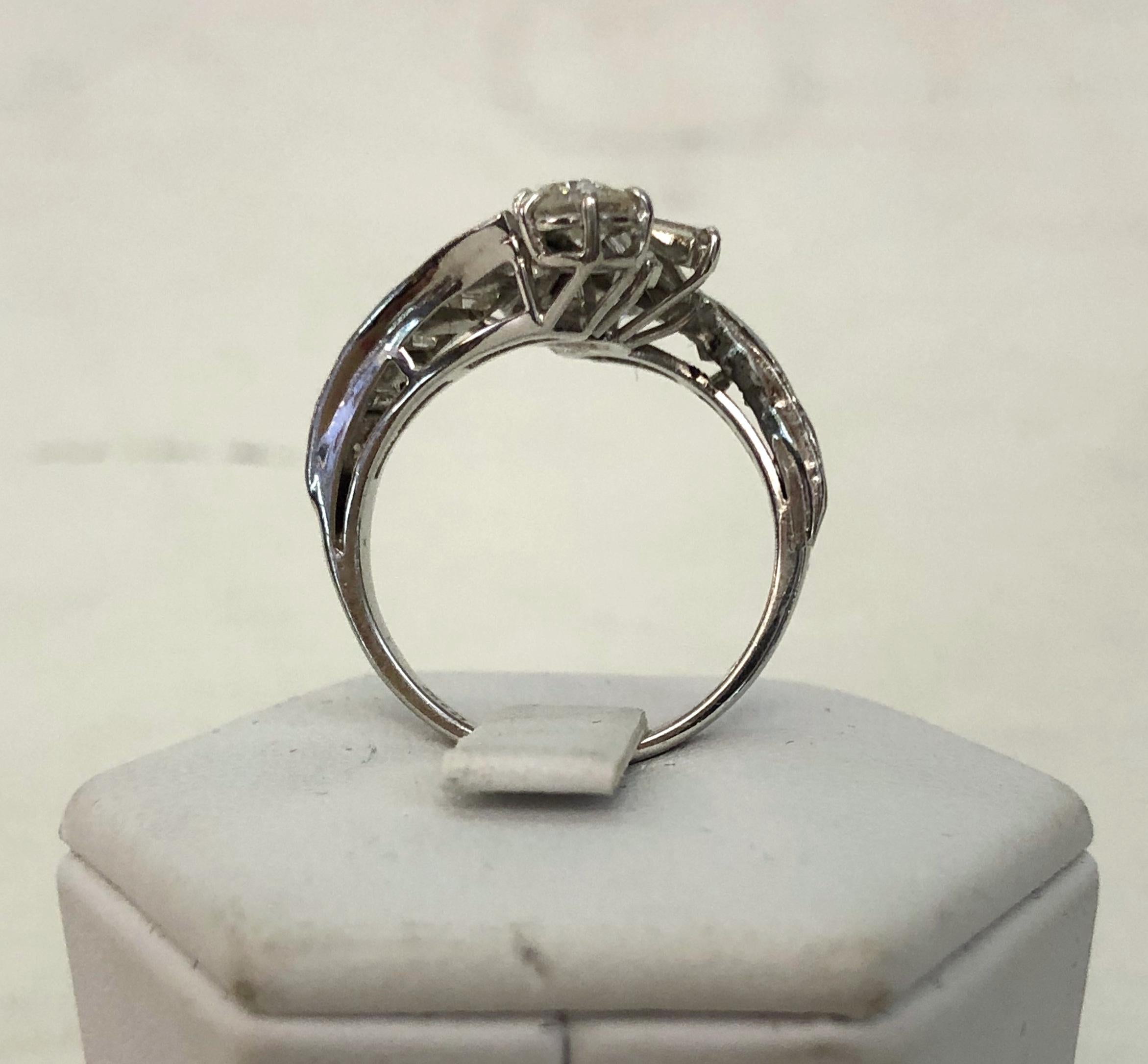 Anello con diamante in oro bianco 18 carati In condizioni buone in vendita a Los Angeles, CA