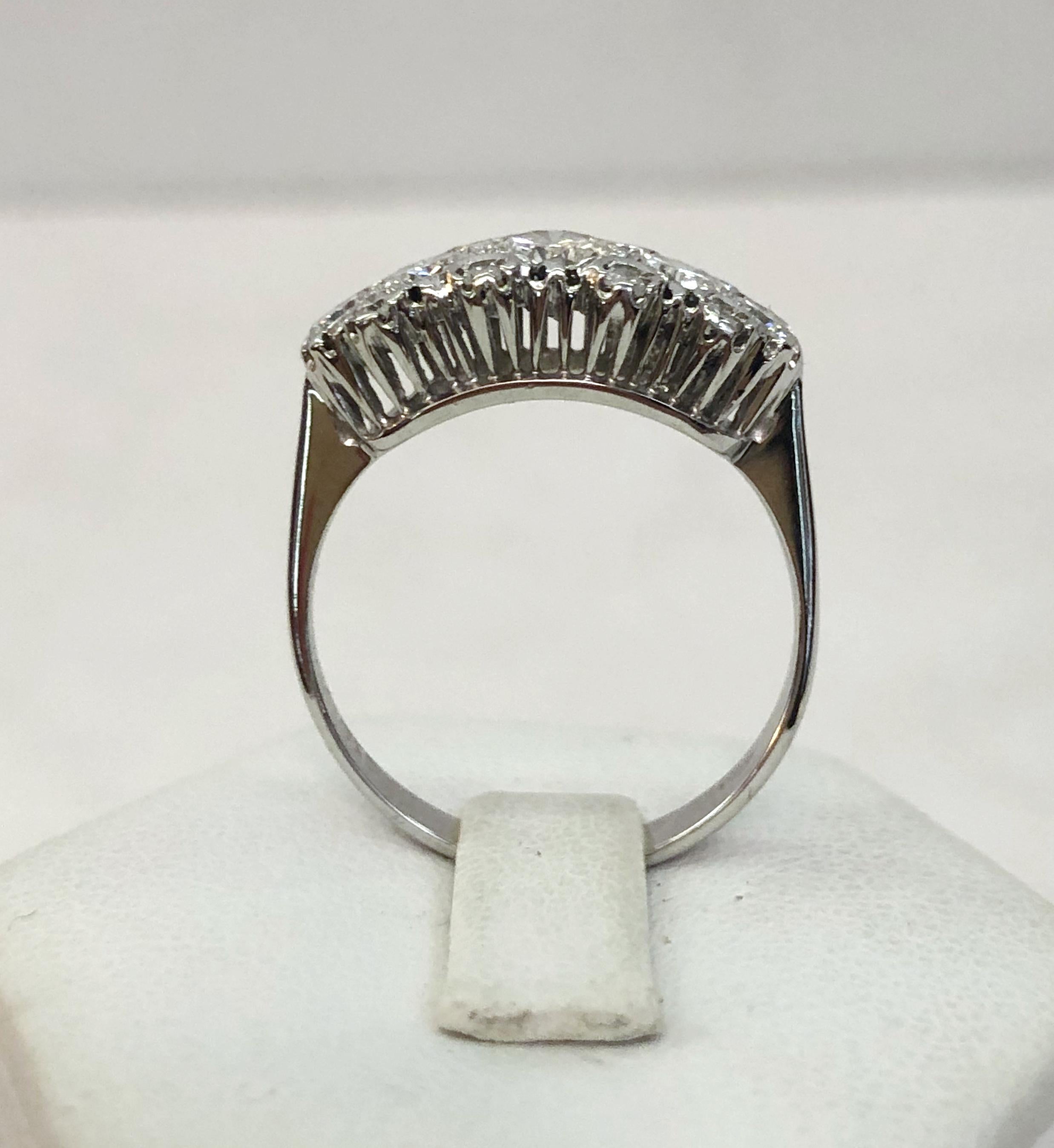 Bague en or blanc 18 carats et diamants Bon état - En vente à Los Angeles, CA