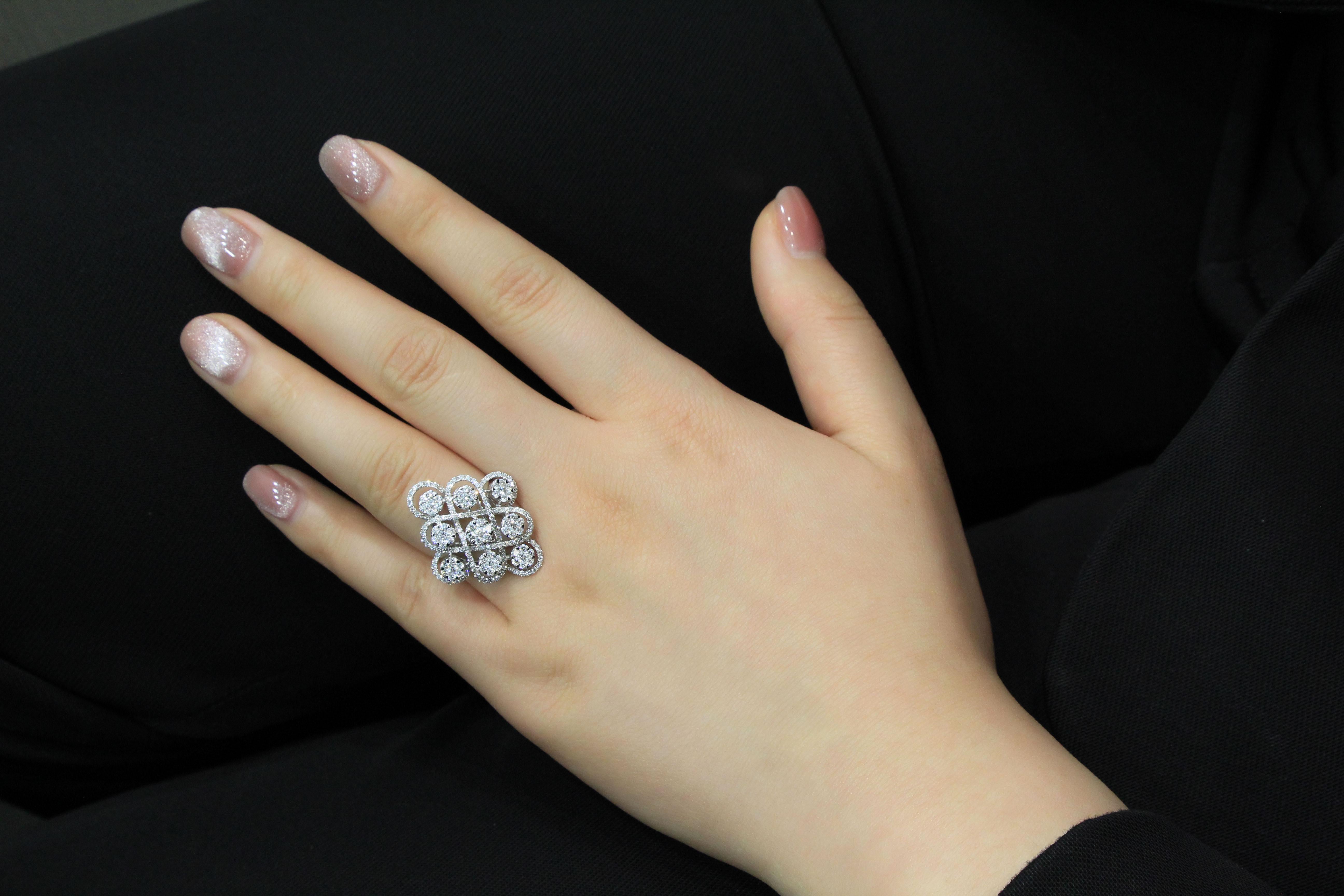 18 Karat Weißgold Diamant-Ring im Zustand „Neu“ im Angebot in Macau, MO