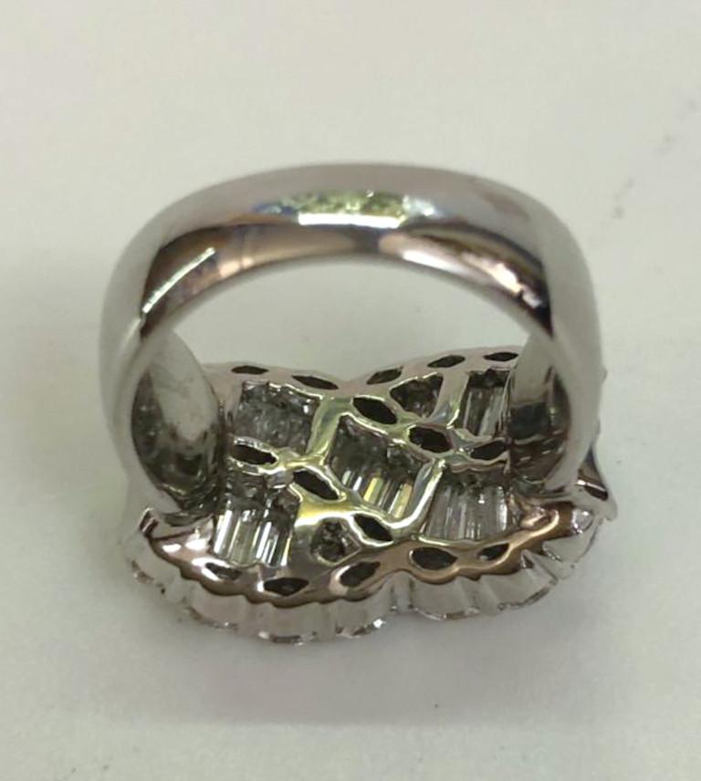 Women's 18 Karat White Gold Diamond Ring For Sale