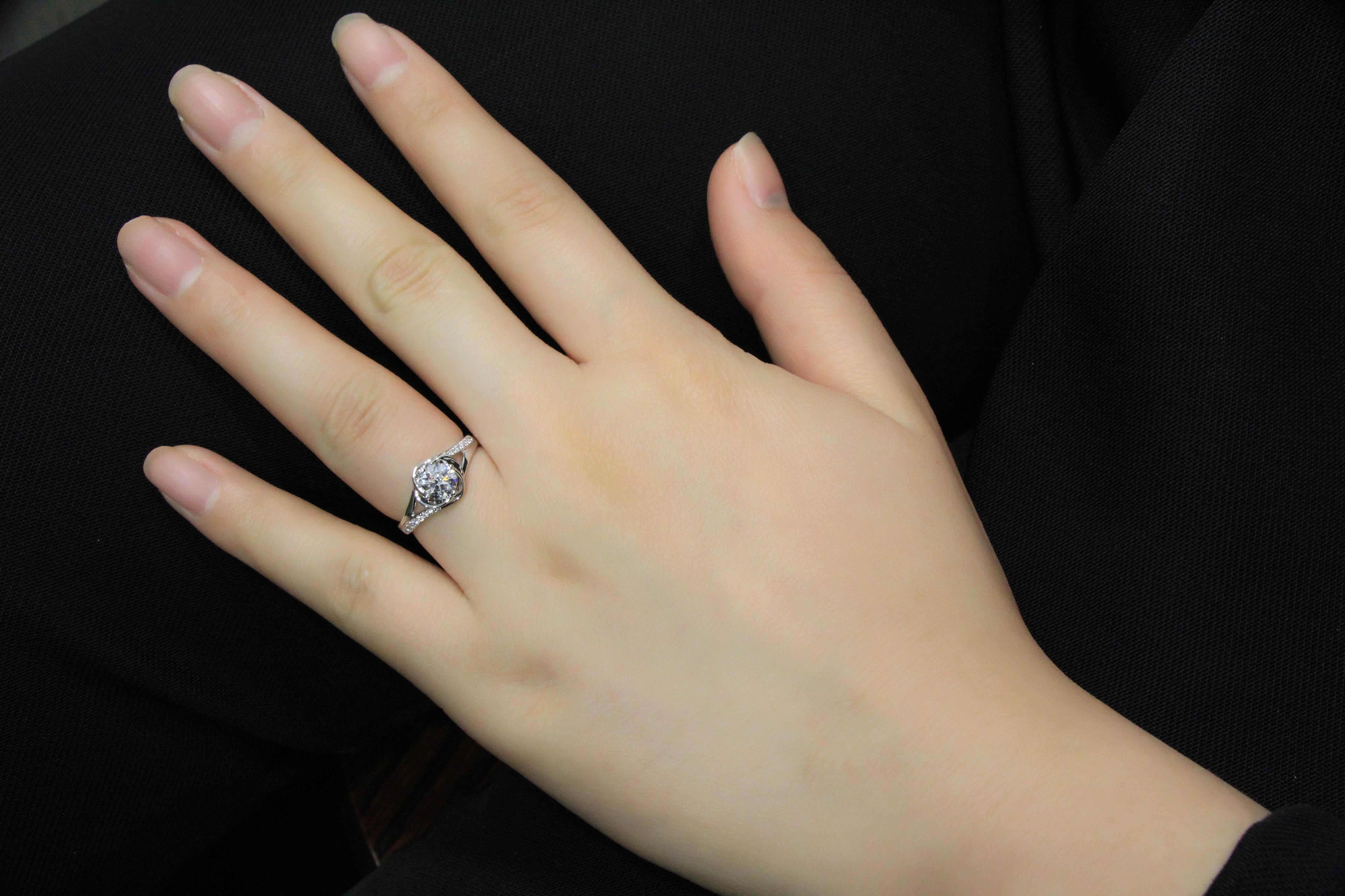 Women's 18 Karat White Gold Diamond Ring For Sale