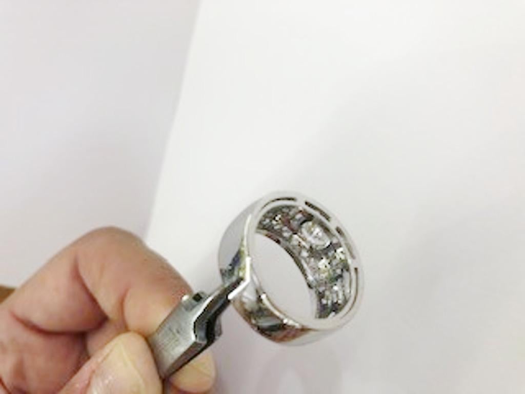 18 Karat White Gold Diamond Ring For Sale 1