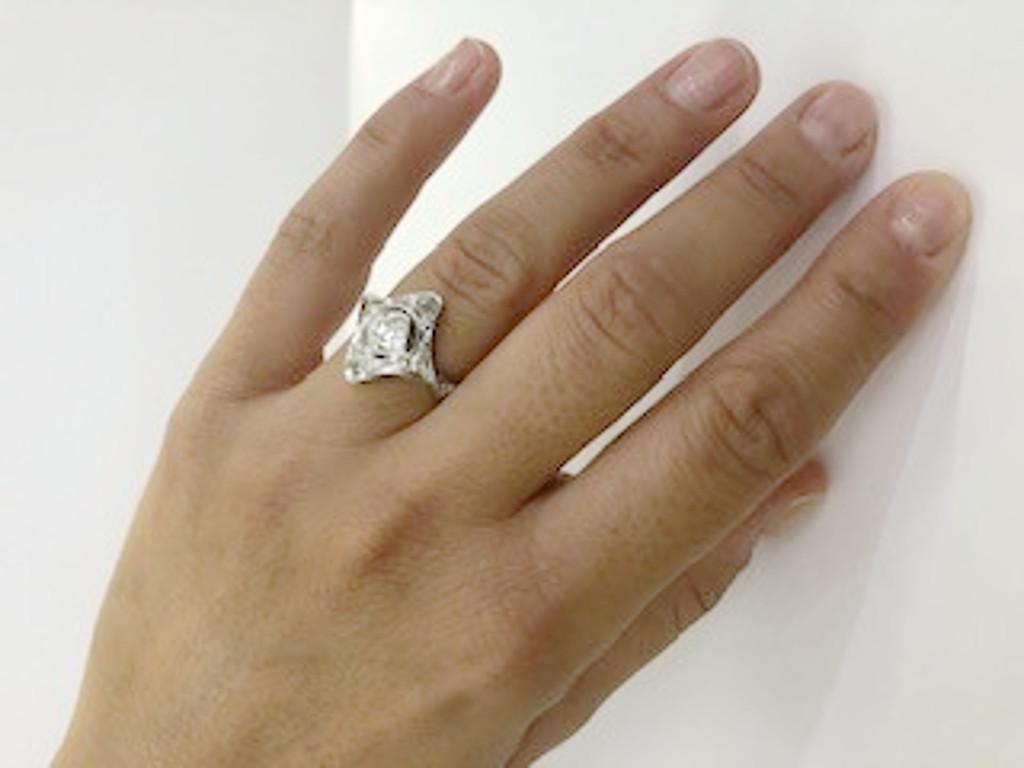 18 Karat White Gold Diamond Ring For Sale 1