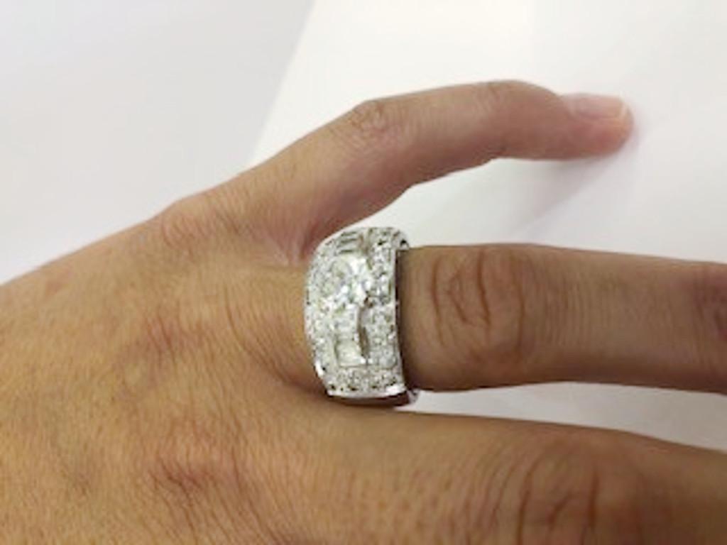 18 Karat White Gold Diamond Ring For Sale 2