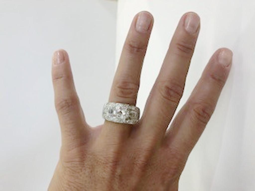 18 Karat White Gold Diamond Ring For Sale 3