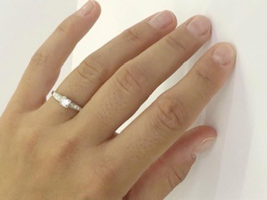18 Karat Weißgold Diamant-Ring im Angebot 3