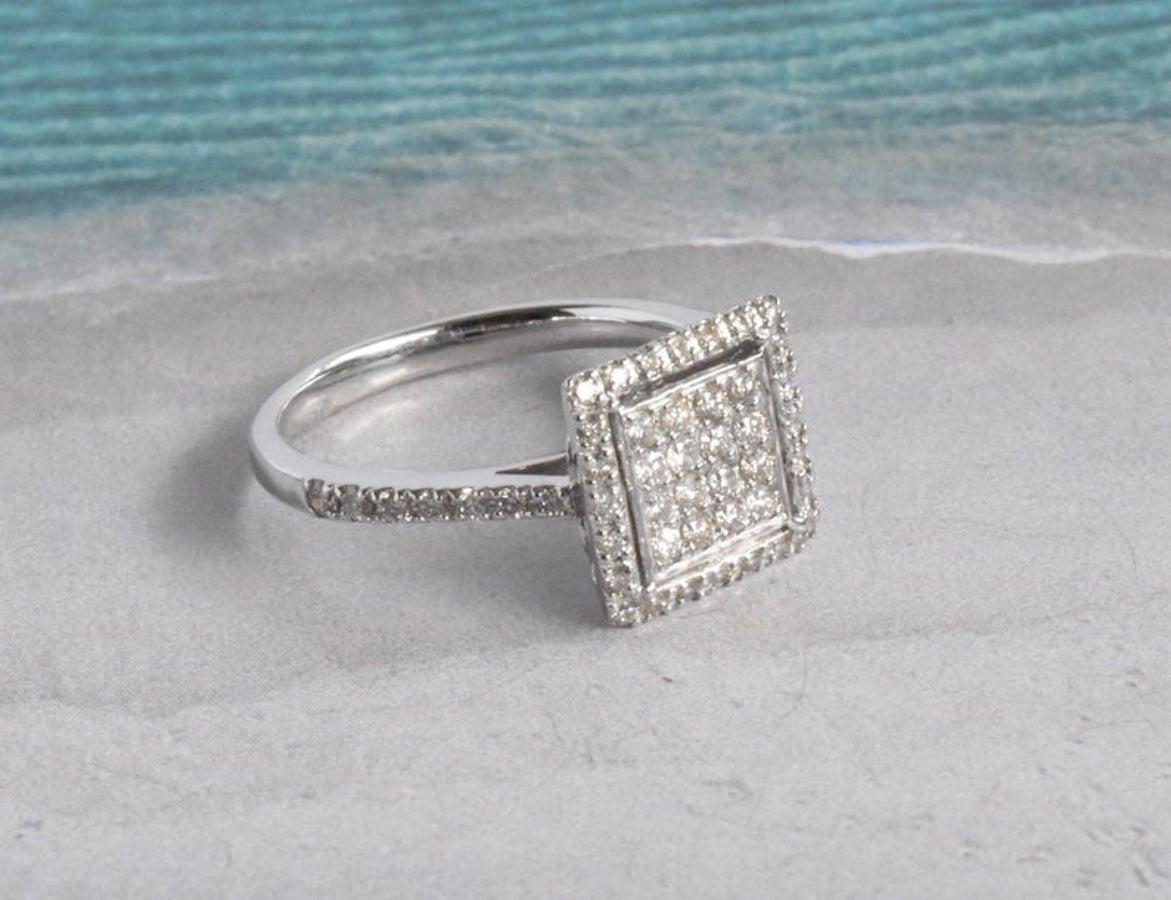 Cette magnifique bague en or massif 18 carats est ornée d'un diamant naturel serti par un maître sertisseur d'Oshi Jewels. Composé de 54 diamants étincelants d'une valeur totale de 0,52 ct. 

Ces diamants 100% de taille ronde sont de couleur H Si1