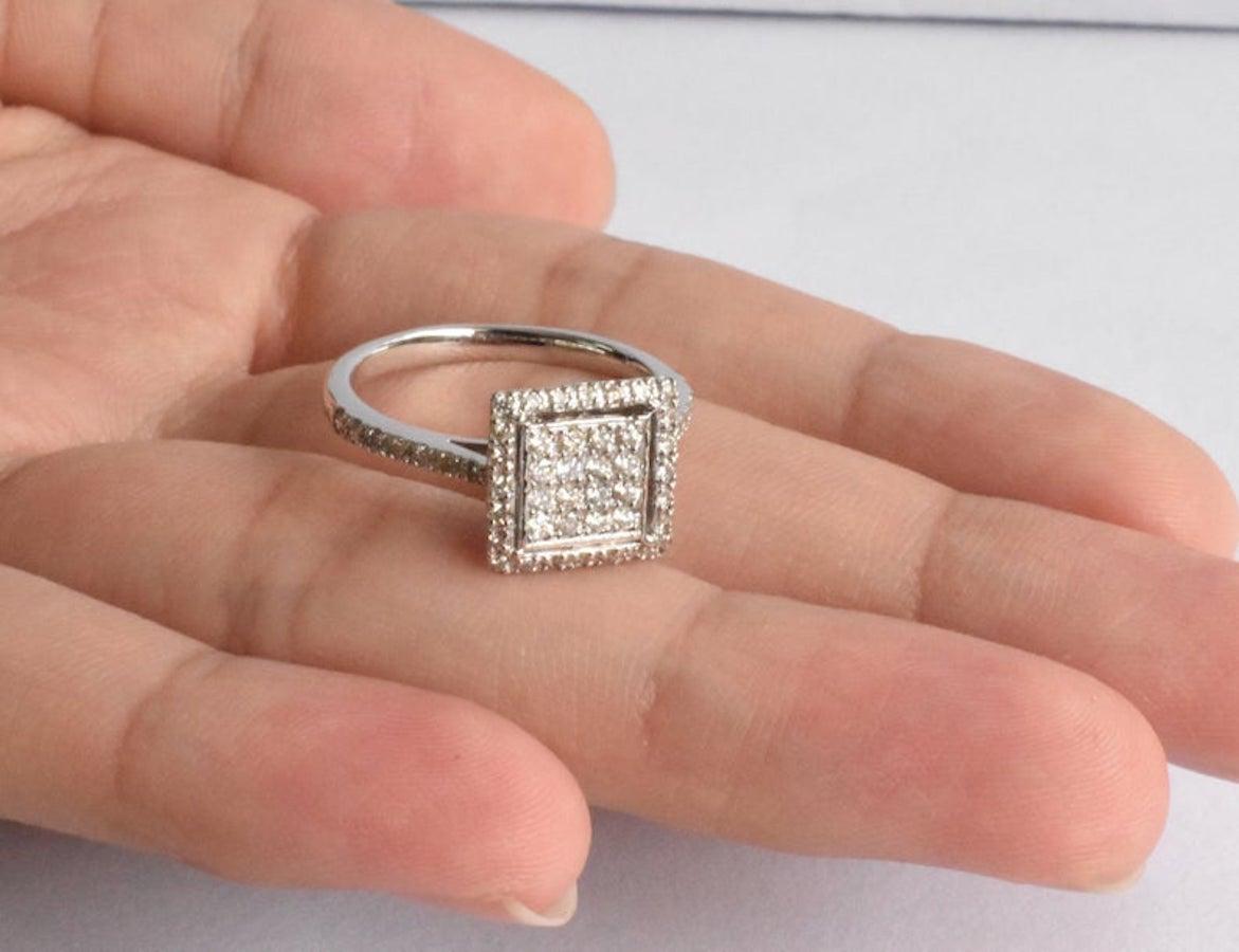 Moderne Bague en or blanc 18 carats et diamants, bague de forme carrée en vente