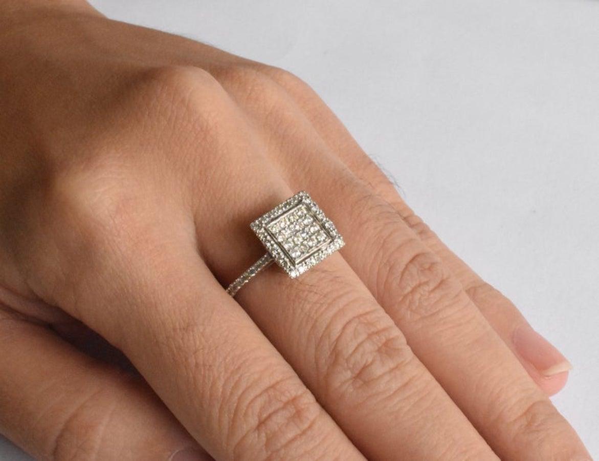 Taille ronde Bague en or blanc 18 carats et diamants, bague de forme carrée en vente