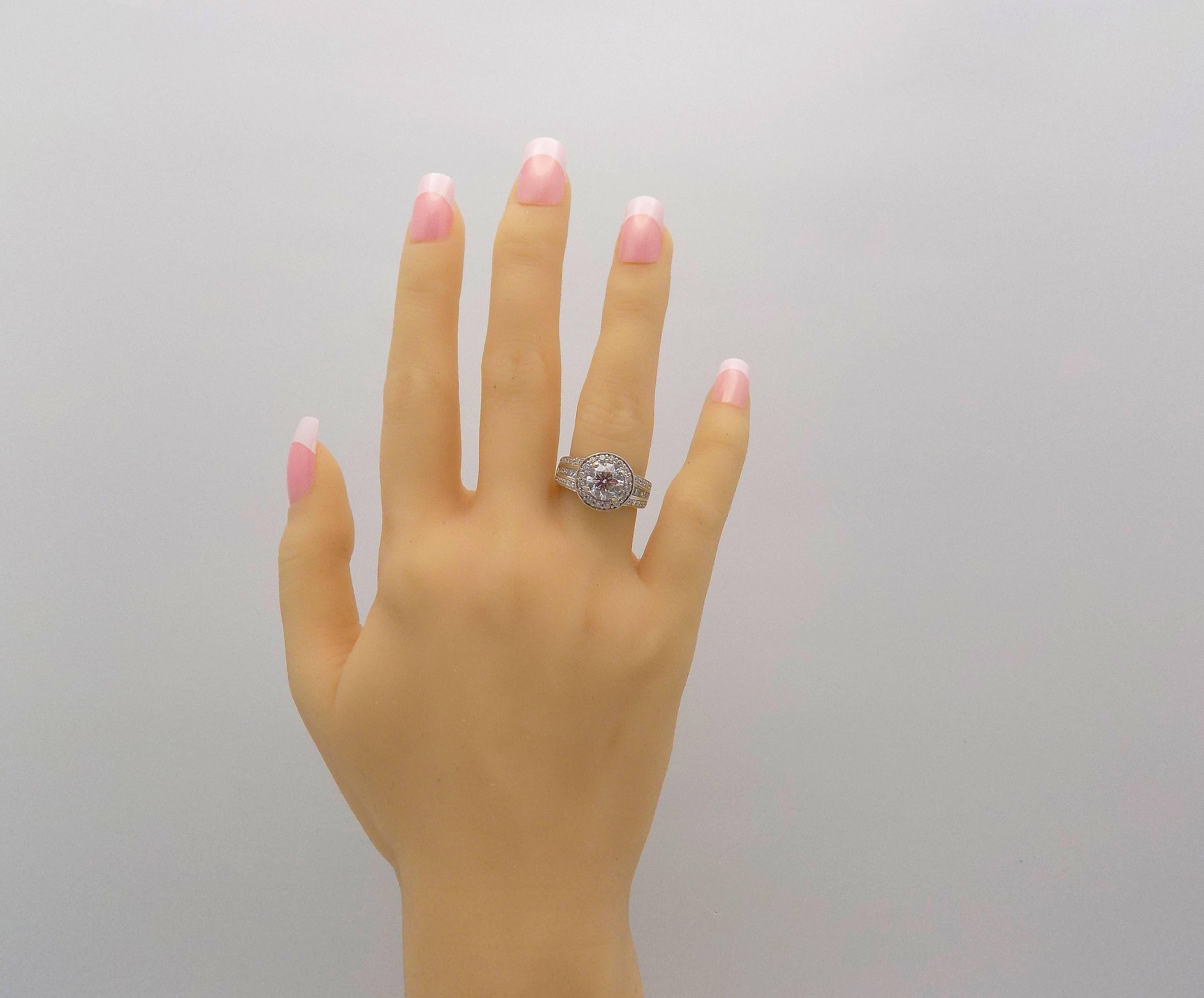 18 Karat White Gold Diamond Ring, Halo Setting 4