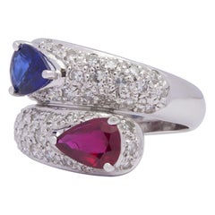 Anillo Bypass de Oro Blanco de 18 Kilates, Diamante, Rubí y Zafiro