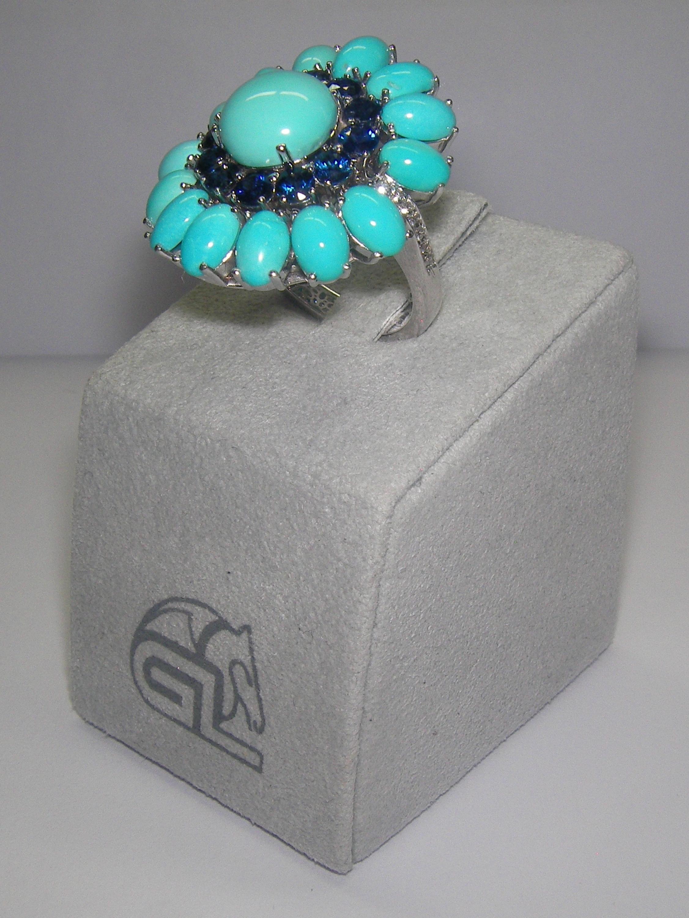 18 Karat White Gold Diamond Sapphire and Turquoise Cocktail Ring In New Condition In Duesseldorf, DE