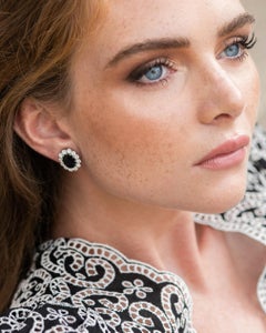 Orecchini a goccia in oro bianco 18 carati con diamante e zaffiro