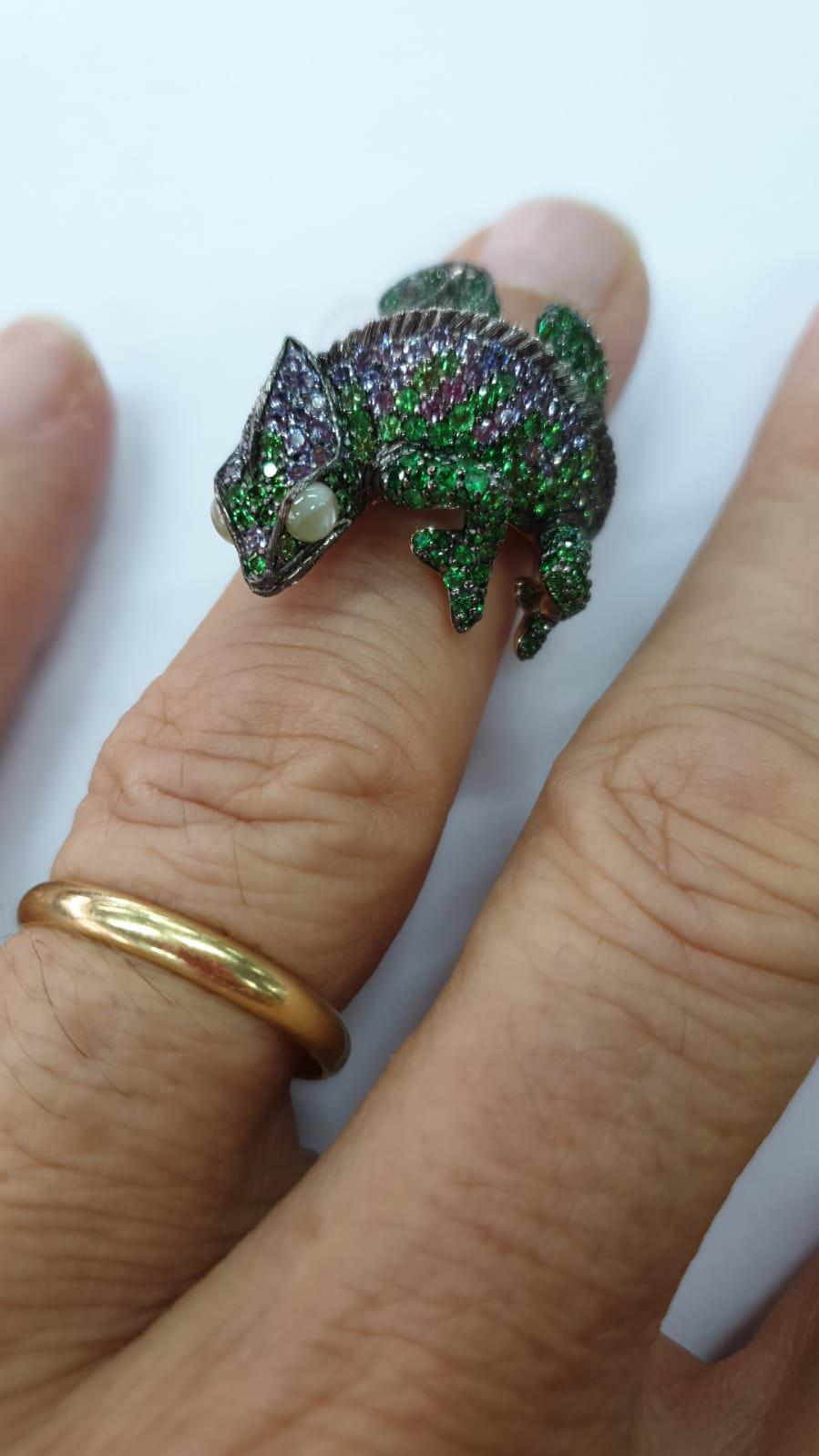 Taille ronde Bague Chameleon précieuse en or blanc 18 carats, diamant, saphir, perle, tsavorite en vente