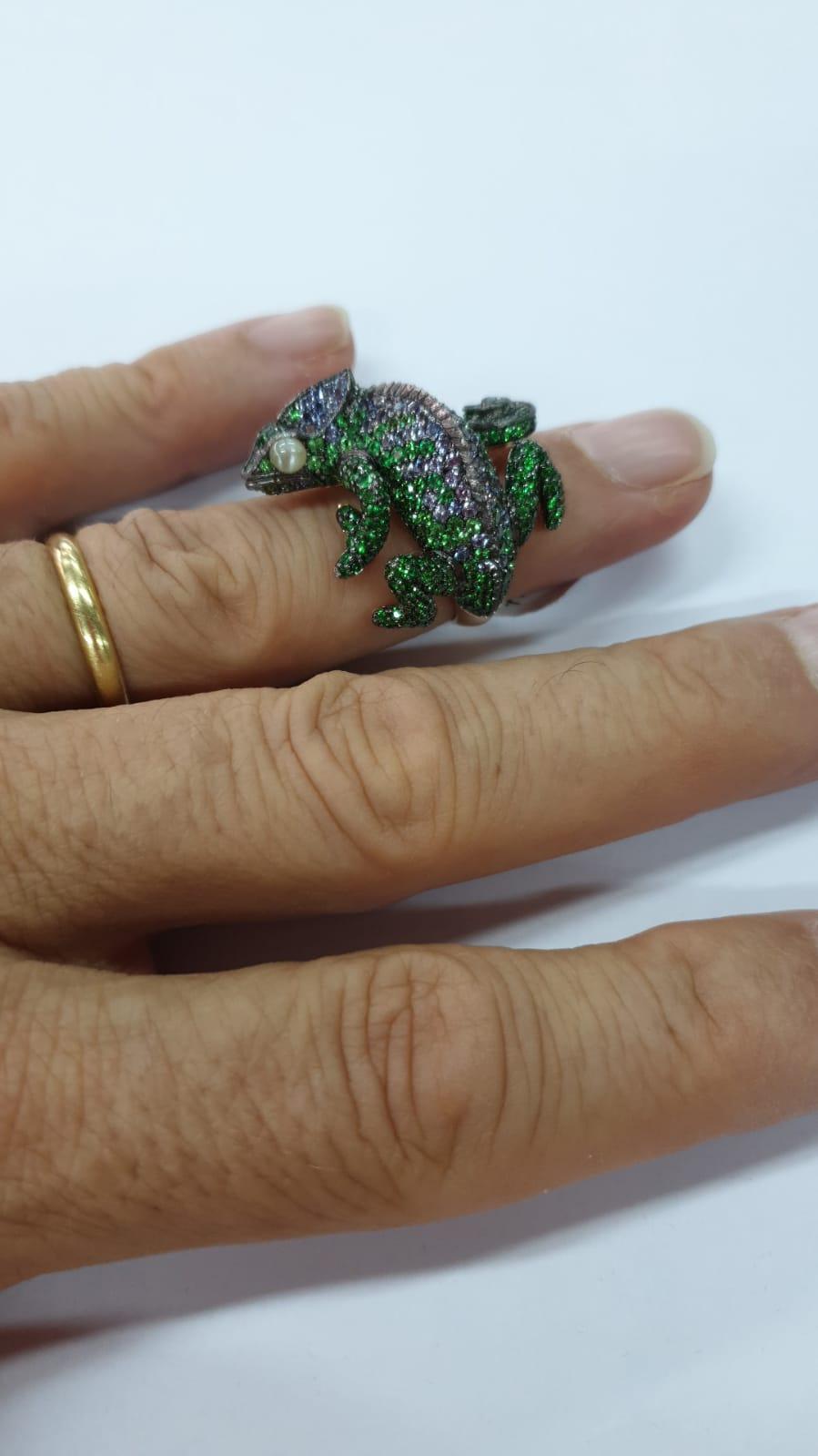 Bague Chameleon précieuse en or blanc 18 carats, diamant, saphir, perle, tsavorite Neuf - En vente à Montreux, CH