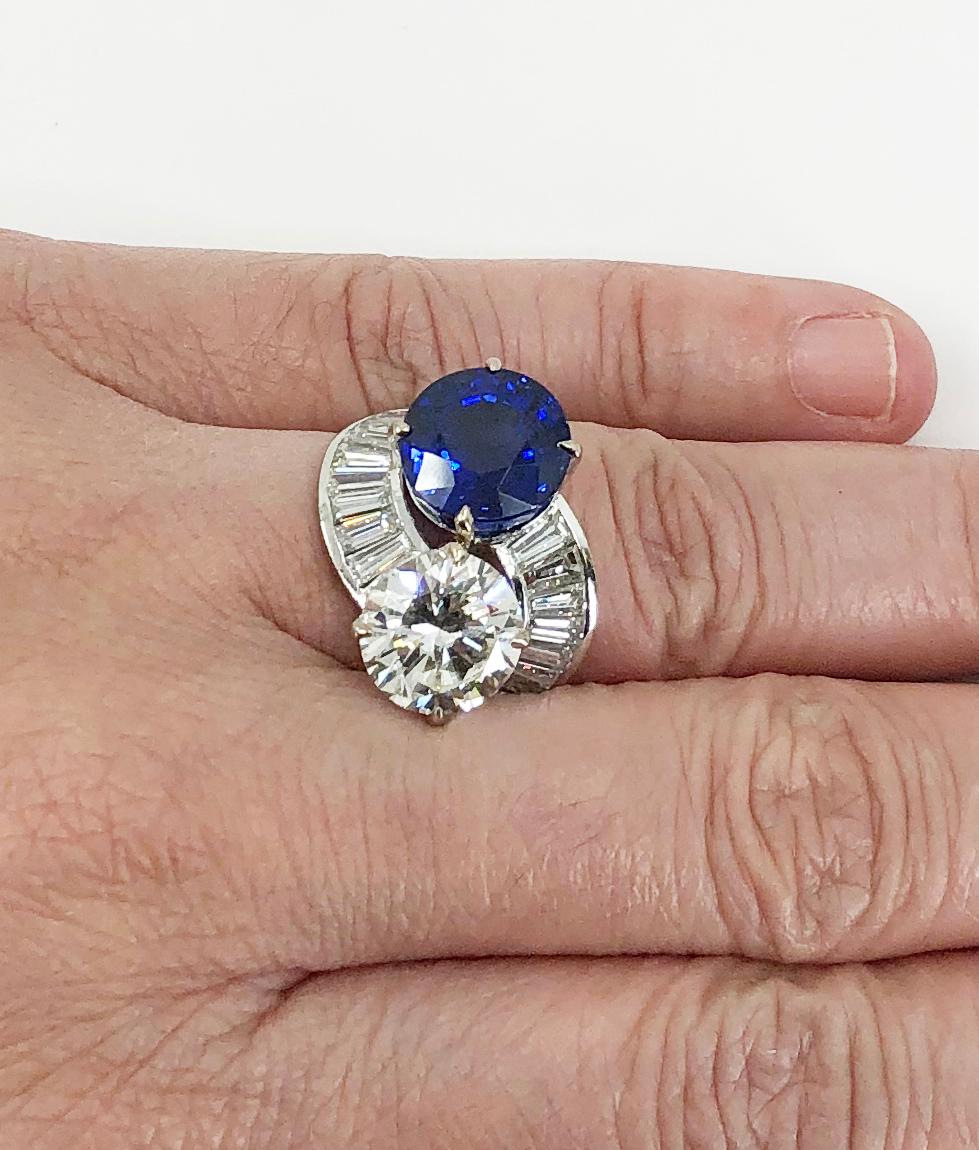 18 Karat White Gold Diamond, Sapphire Ring In Good Condition For Sale In New York, NY