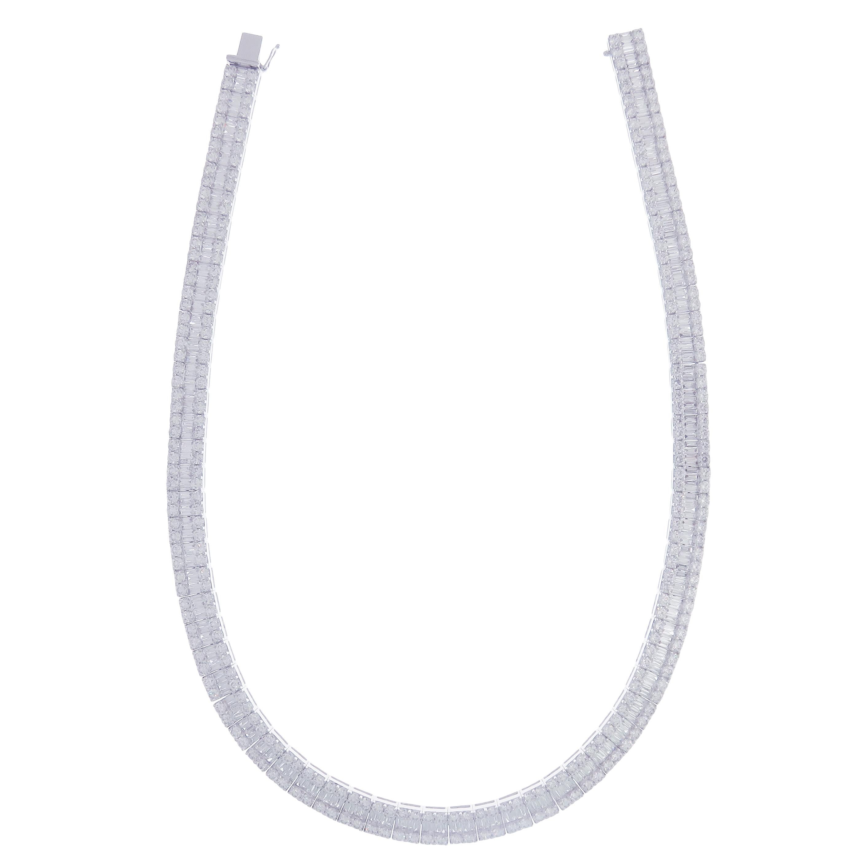 Questa collana baguette della collezione Line è realizzata in oro bianco da 18 carati e pesa circa 34,53 carati totali di diamanti bianchi di qualità V. Sono molto comode, flessibili e si distendono. Abbiamo anche questi orecchini abbinati. 

La