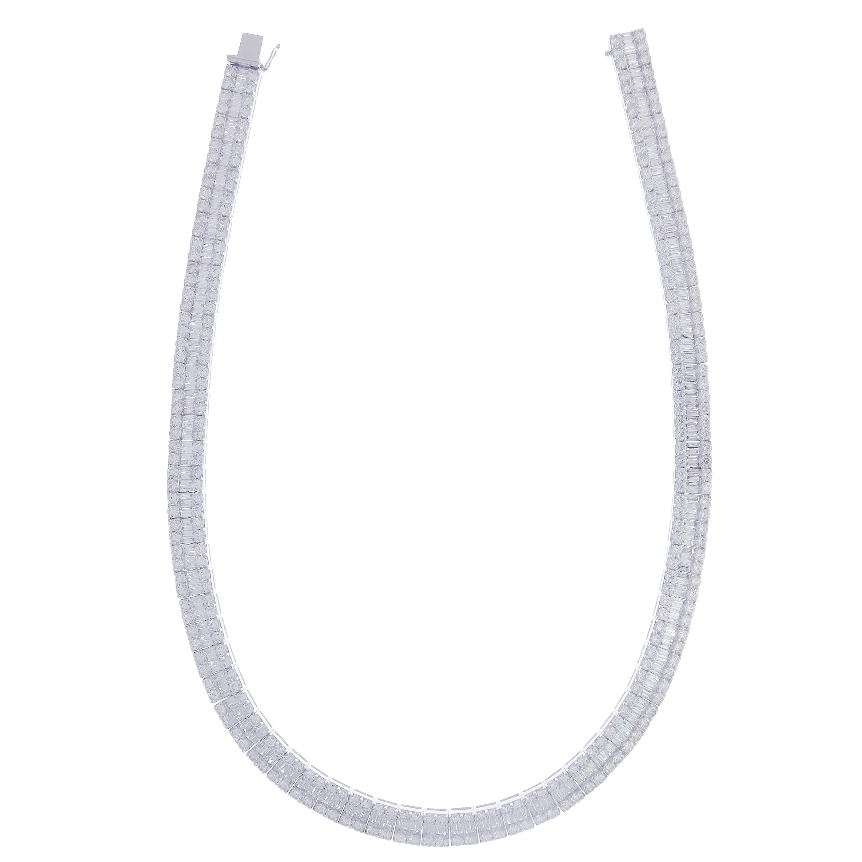 Ce collier baguette de la collection Line est réalisé en or blanc 18 carats, pour un poids total d'environ 34,53 carats de diamant blanc de qualité V. Il s'agit d'une pièce de collection. Ils sont très confortables, flexibles et se posent à plat.