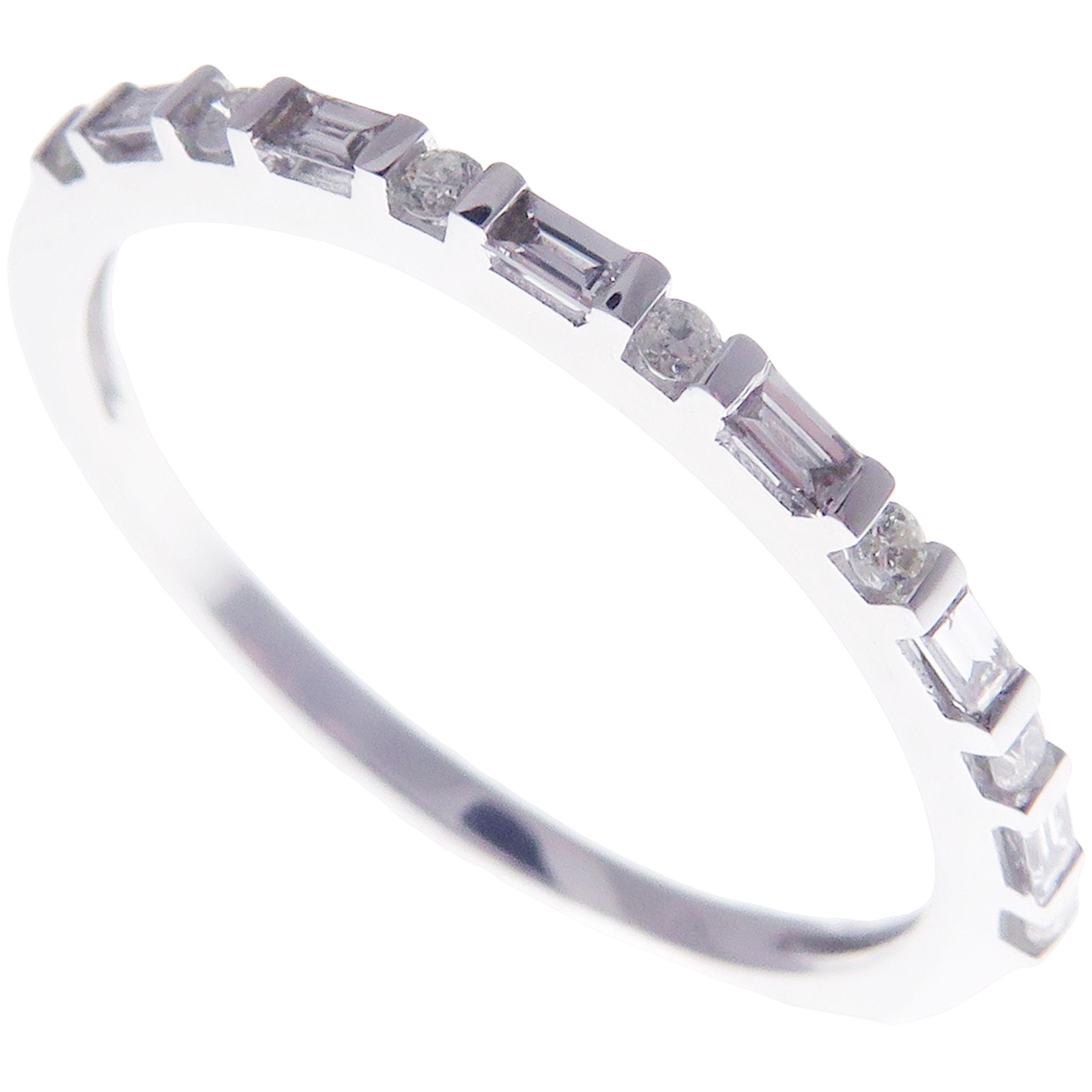 Einfacher stapelbarer Ring aus 18 Karat Weißgold mit Diamanten (Rundschliff) im Angebot