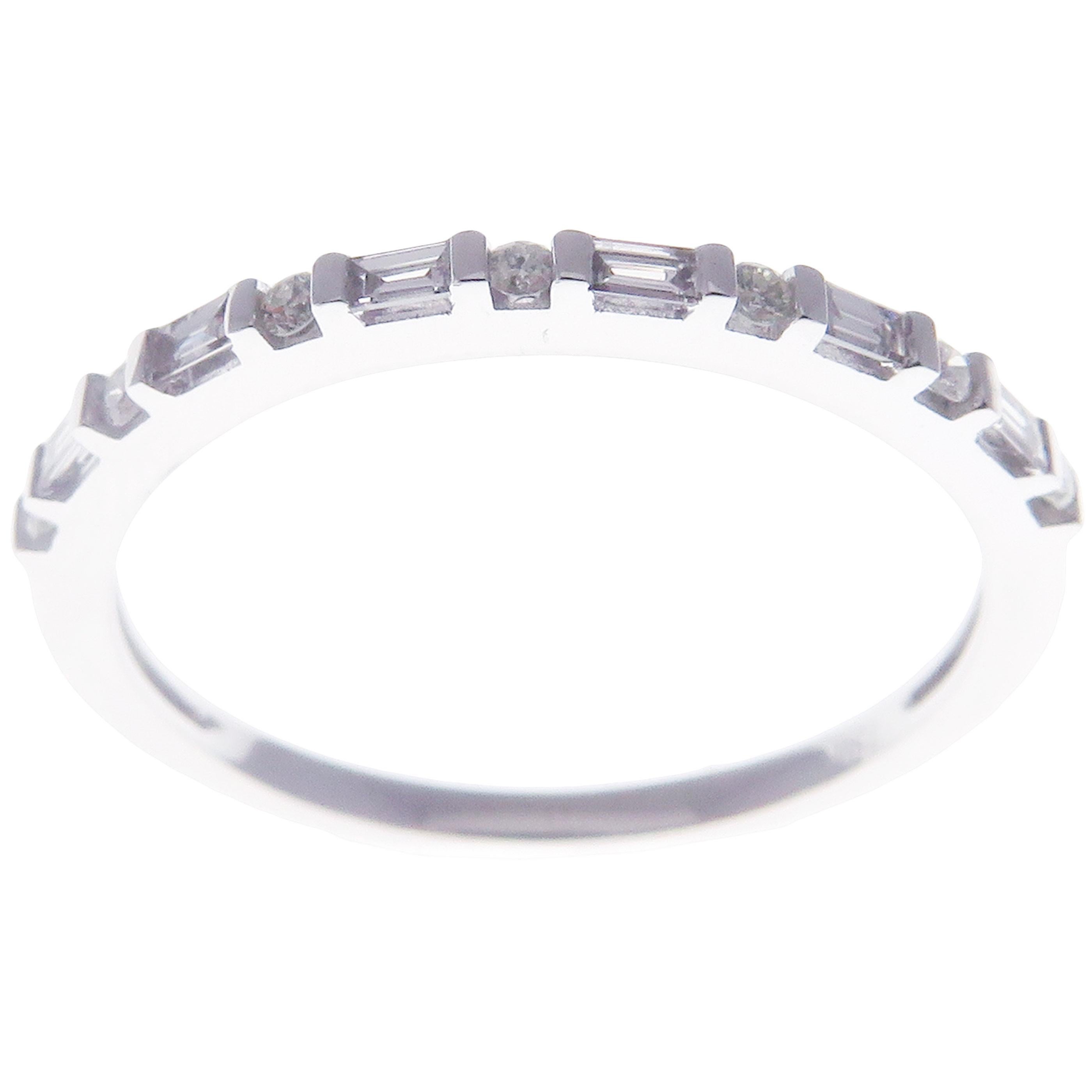 Einfacher stapelbarer Ring aus 18 Karat Weißgold mit Diamanten im Zustand „Neu“ im Angebot in Los Angeles, CA