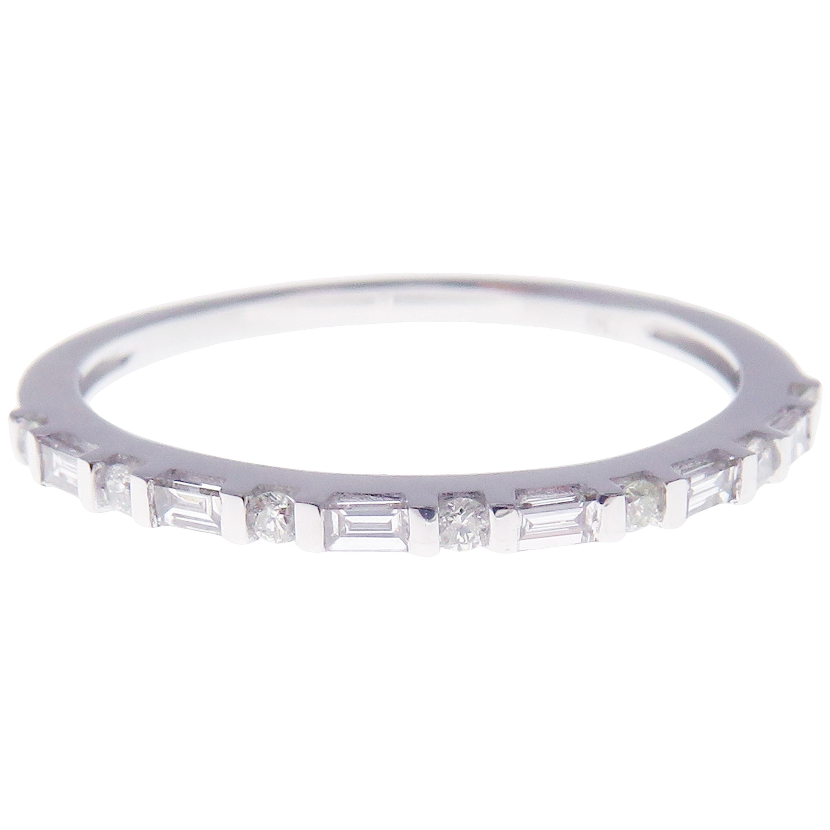 Einfacher stapelbarer Ring aus 18 Karat Weißgold mit Diamanten für Damen oder Herren im Angebot