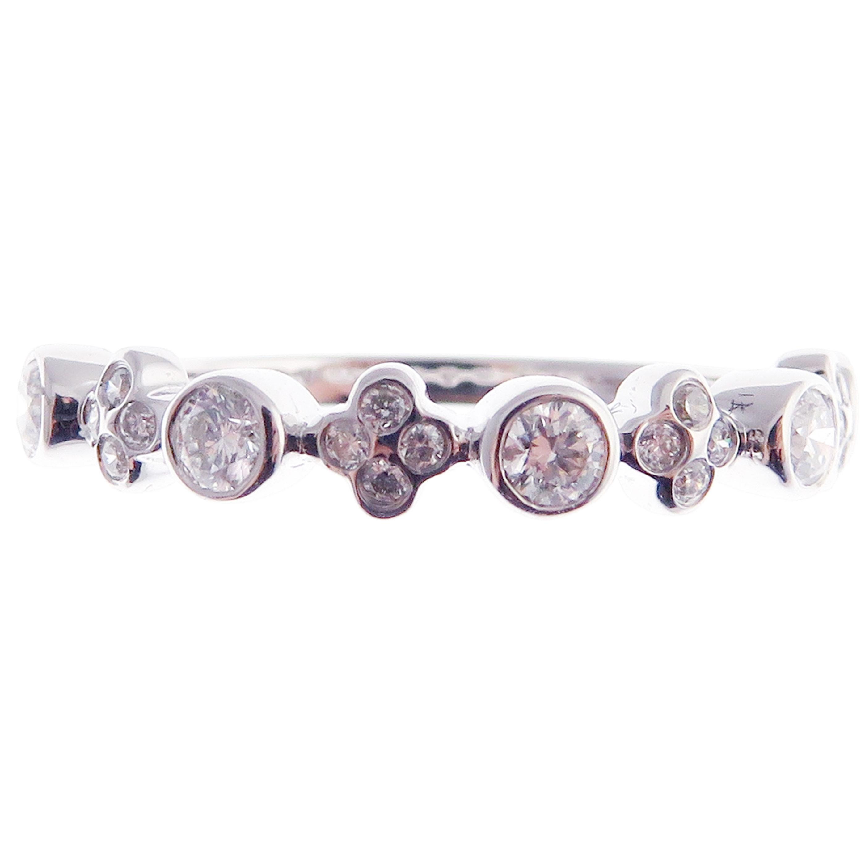 Einfacher stapelbarer Ring aus 18 Karat Weißgold mit Diamanten für Damen oder Herren im Angebot