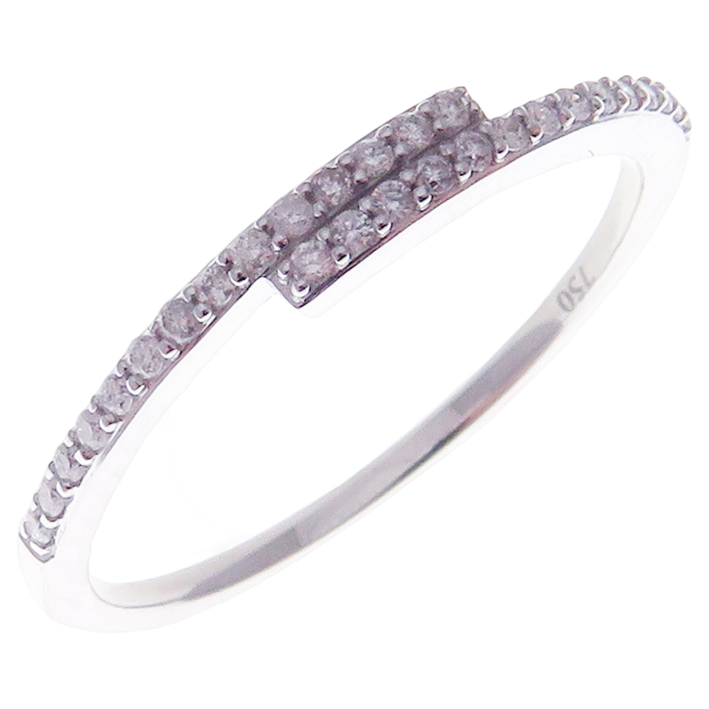 Einfacher stapelbarer Ring aus 18 Karat Weißgold mit Diamanten