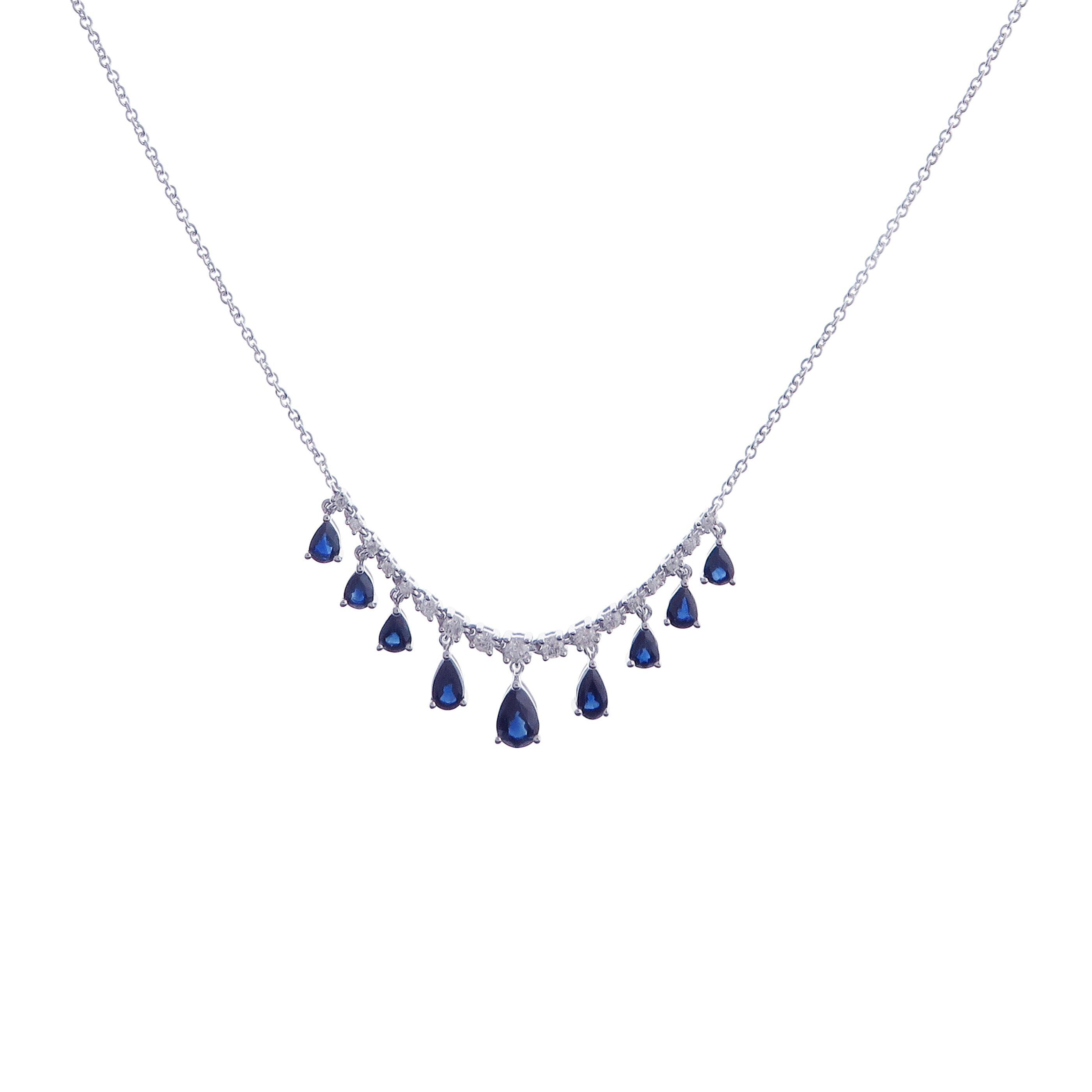 Diese tropfenförmige Saphir-Halskette aus 18-karätigem Weißgold hat ein Gesamtgewicht von ca. 2,17 Karat an blauen Saphiren und 0,35 Karat an weißen Diamanten in SI-Qualität. 

Halskette ist 16