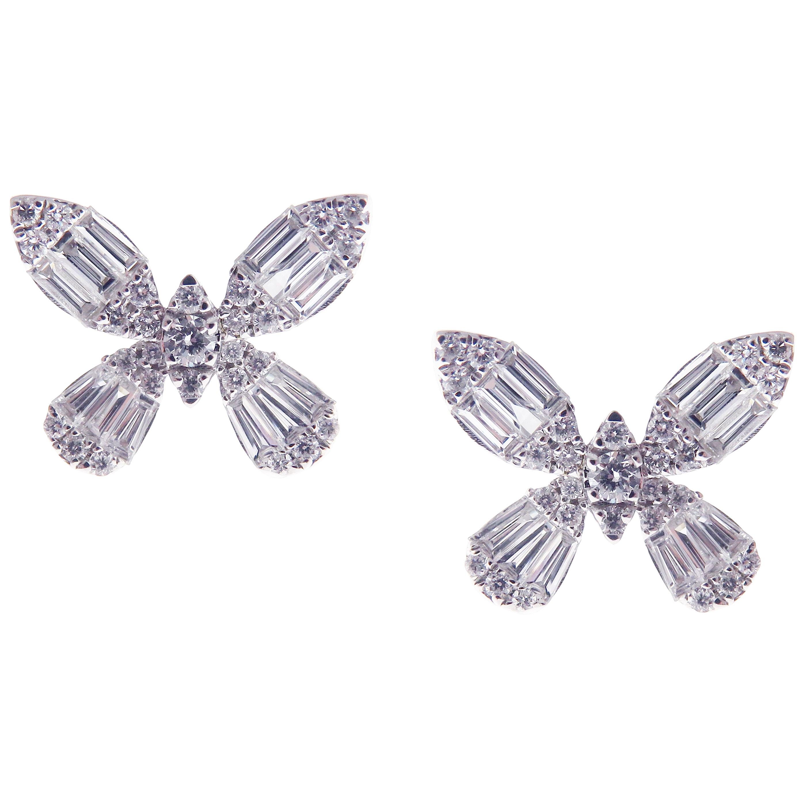 This round and baguette combination diamond butterfly stud earring is crafted in 18-karat white gold, featuring 54 round white diamonds totaling of 0.32 carats and 24 baguette white diamonds totaling of 0.63 carats.
Approximate total weight 3.75