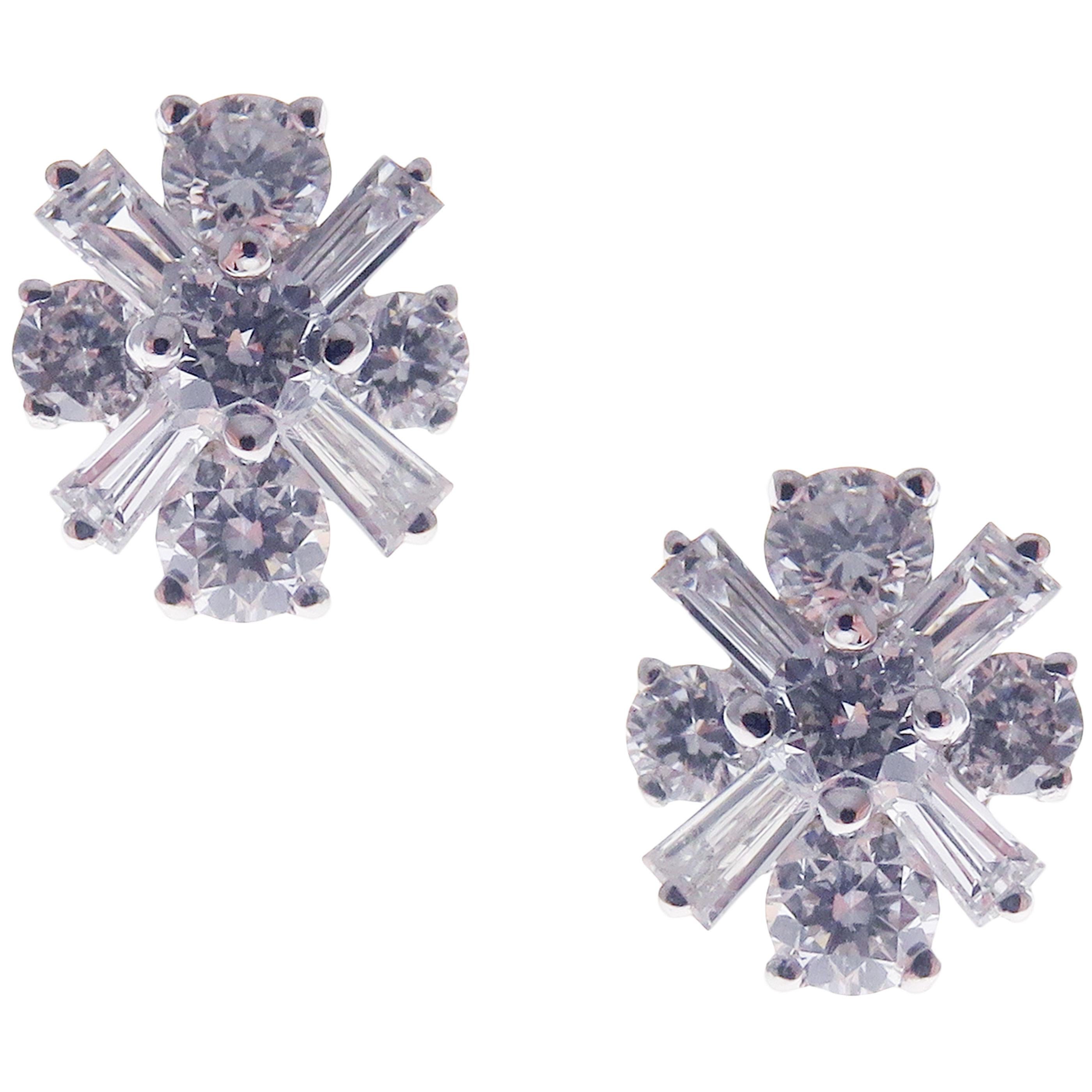 This round and baguette combination diamond snowflake inspired stud earring is crafted in 18-karat white gold, featuring 10 round white diamonds totaling of 0.40 carats and 8 baguette white diamonds totaling of 0.11 carats.
Approximate total weight