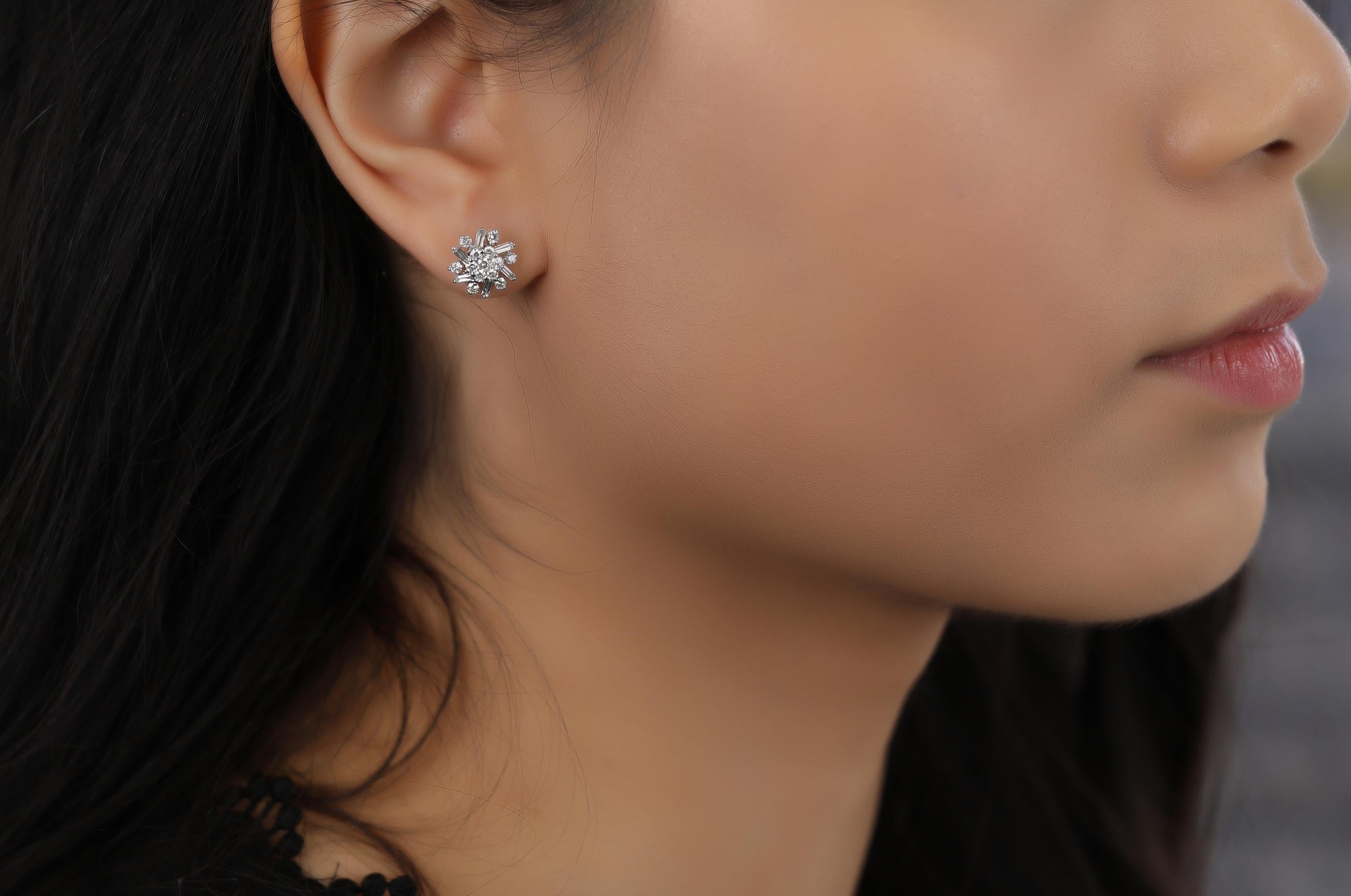 18 Karat White Gold Diamond Small Snowflake Earring In New Condition For Sale In Los Angeles, CA