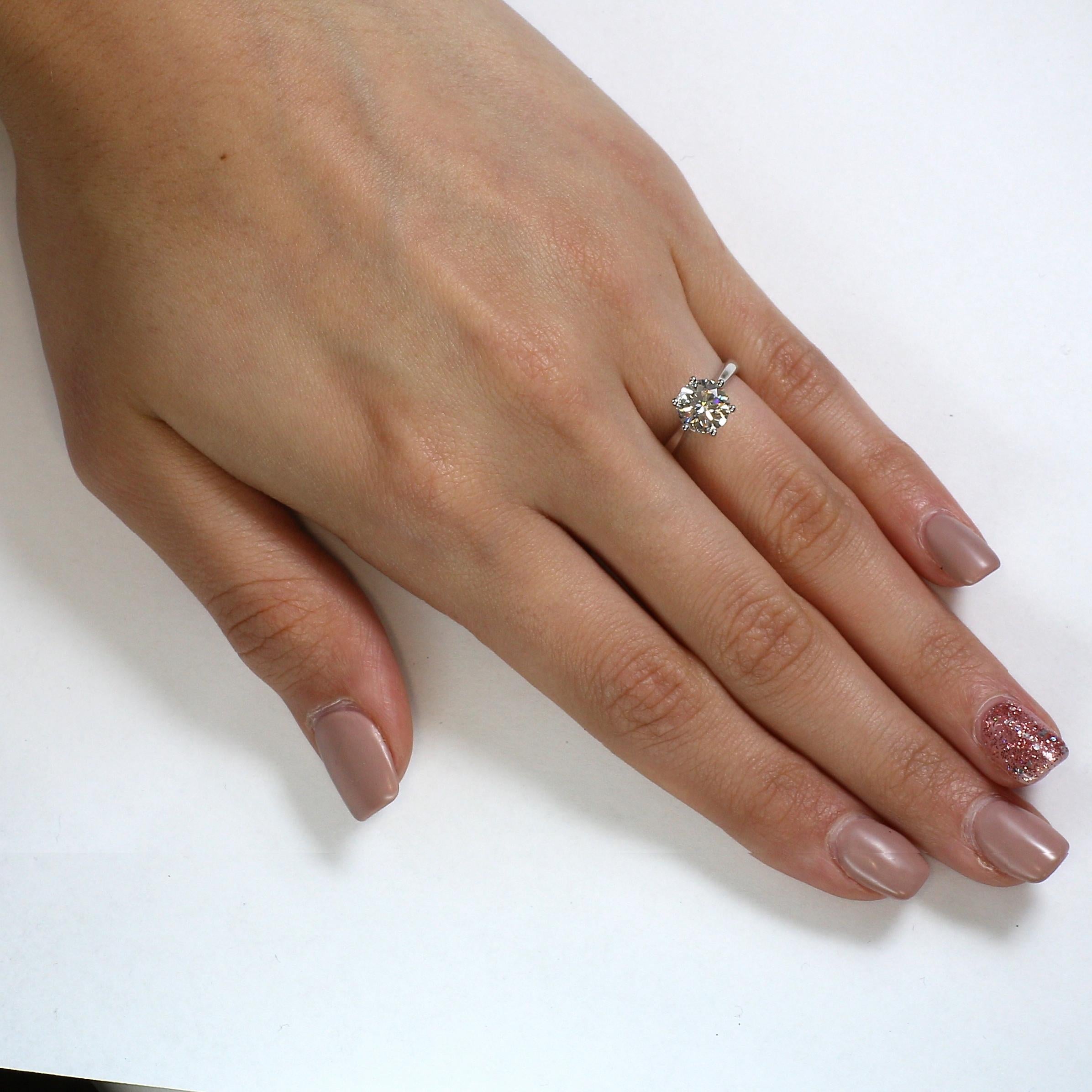 Women's 18 Karat White Gold Diamond Solitaire Engagement Ring 1.56ct Round Diamond For Sale